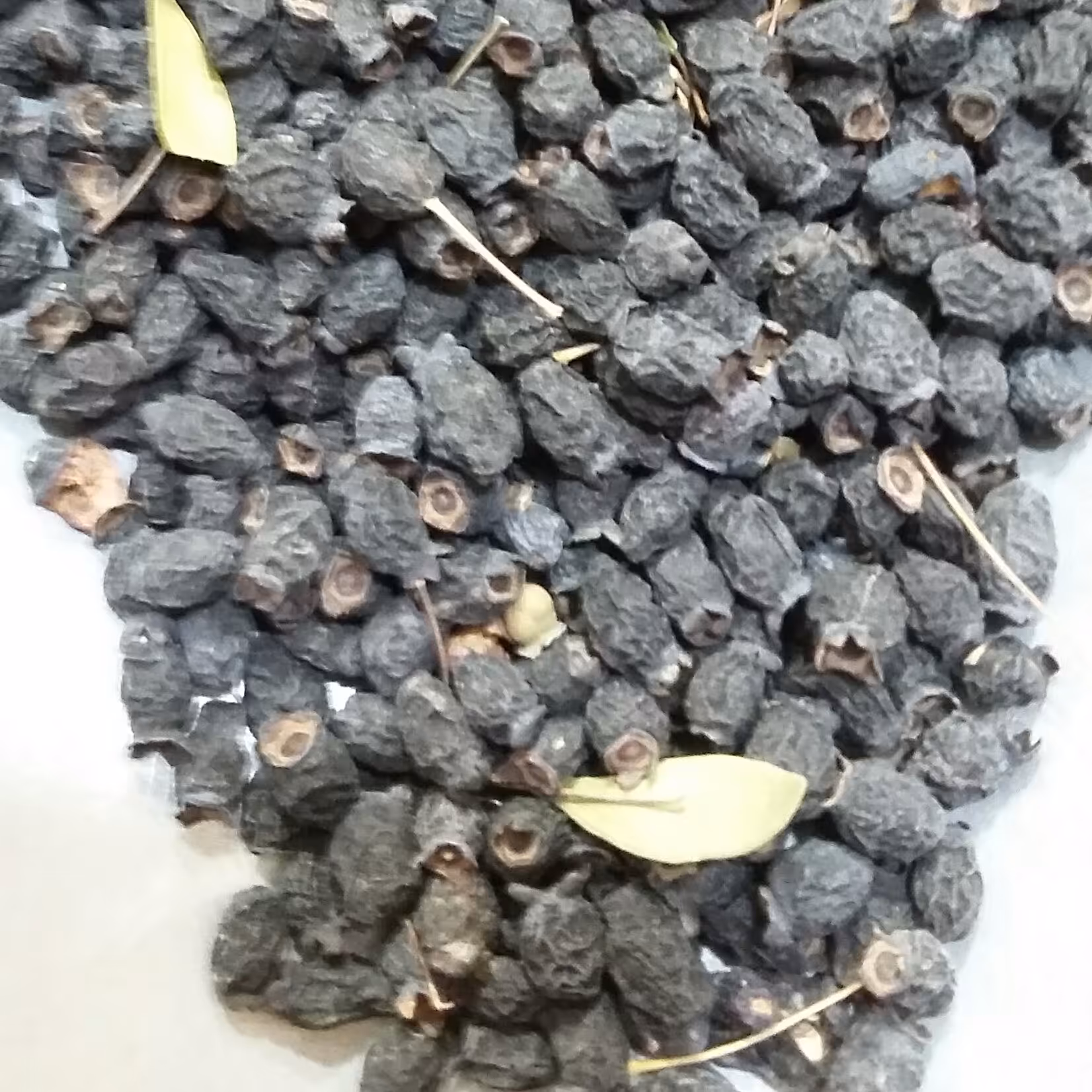 تخم مورد  75 گرم  خالص  در بسته بندی سلفونی  کیفیت خوب و عالی  و درصدی کمی پوشال دارد