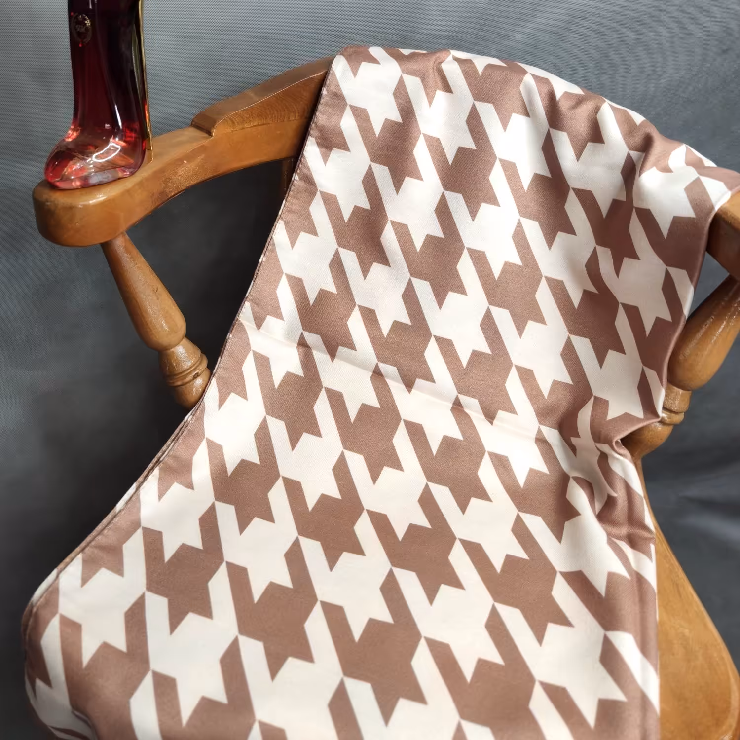 شال پاییزه نخ پنبه طرح پیچازی بسیار خوش سر ، ضدچروک و نخ کشی و لیز نیست، گرم و راحت با ارسال رایگان از گالری نسیم