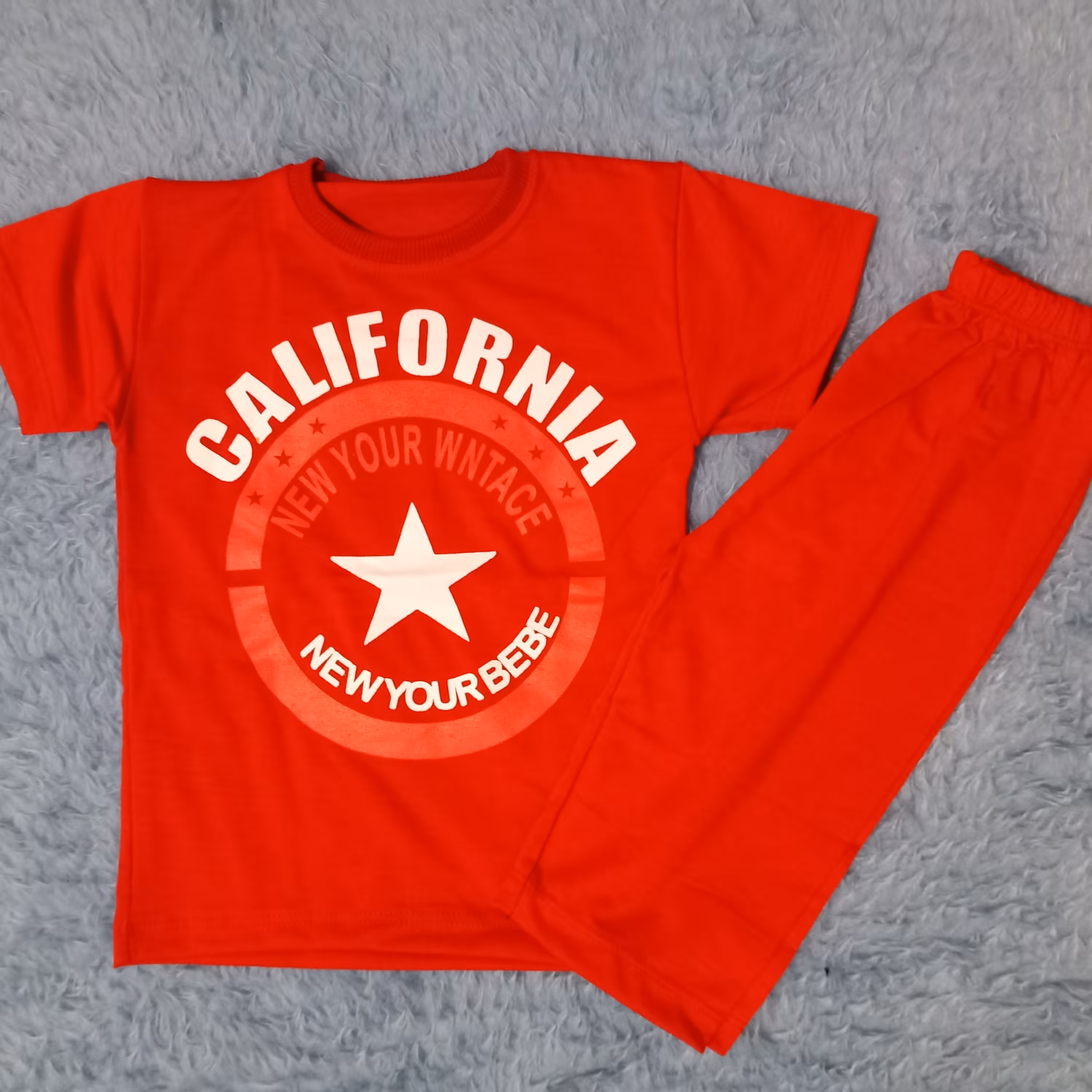 تیشرت شلوارک پسرانه طرح کالیفرنیا                  درسایز35،40،45،50 دورنگ خردلی وقرمز        مناسب سن2ساله تا10ساله