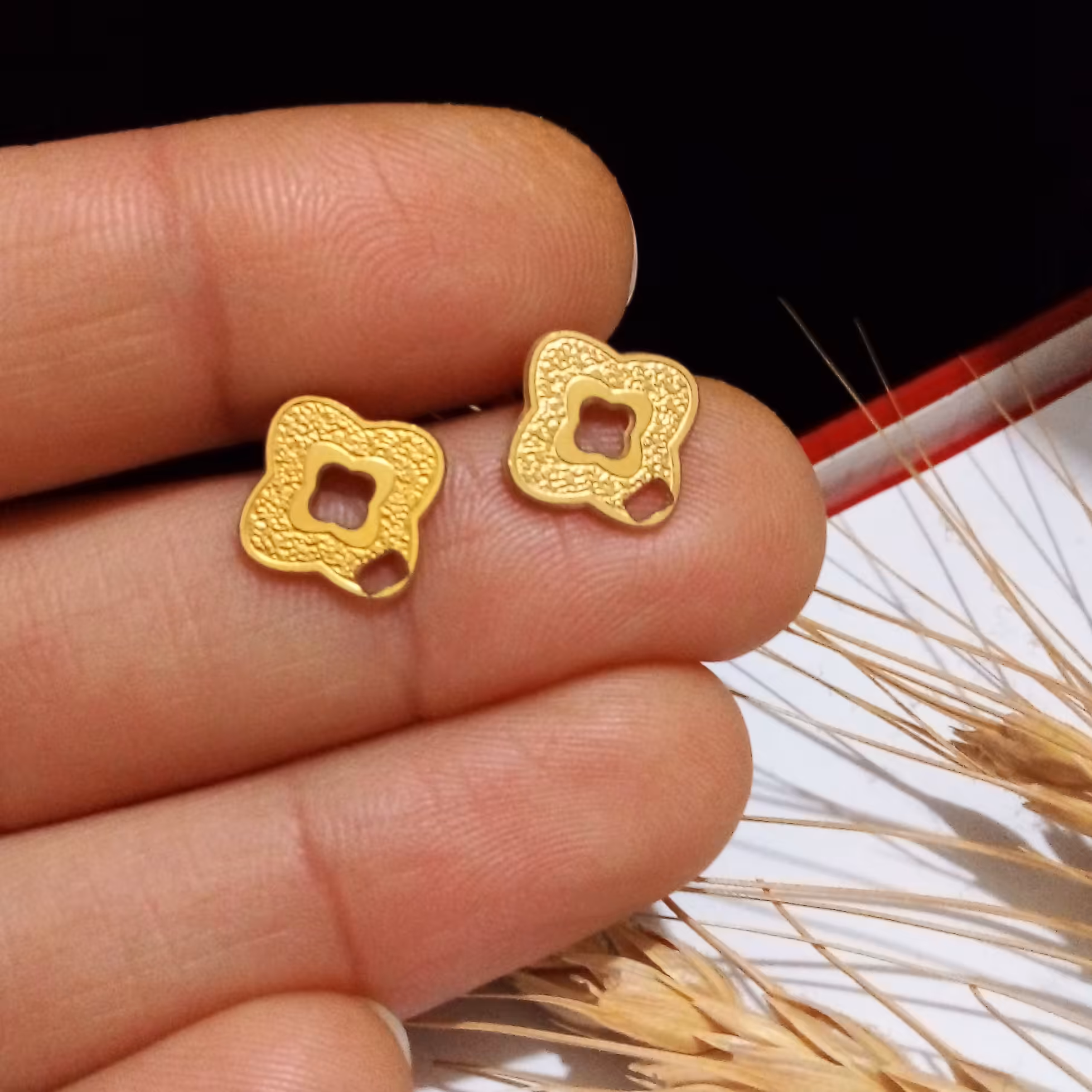 گوشواره میخی استیل کاملا مشابه طلا و رنگ ثابت و ضدحساسیت میباشد