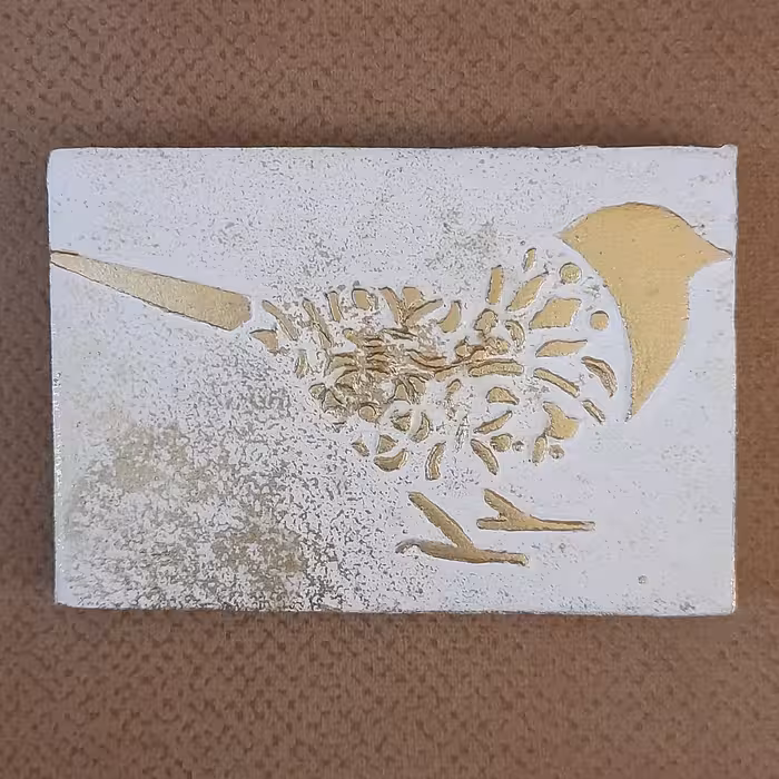 مگنت یخچالی طرح پرنده به روش گچبری مدرن بر روی ام دی اف