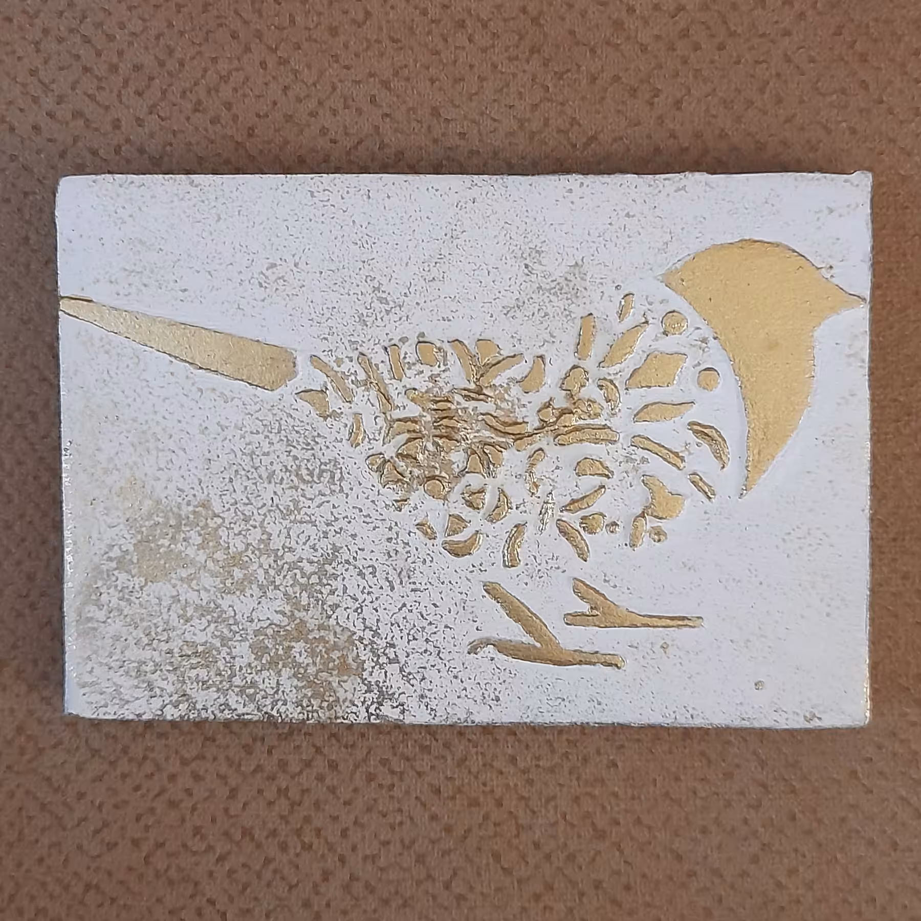 مگنت یخچالی طرح پرنده به روش گچبری مدرن بر روی ام دی اف