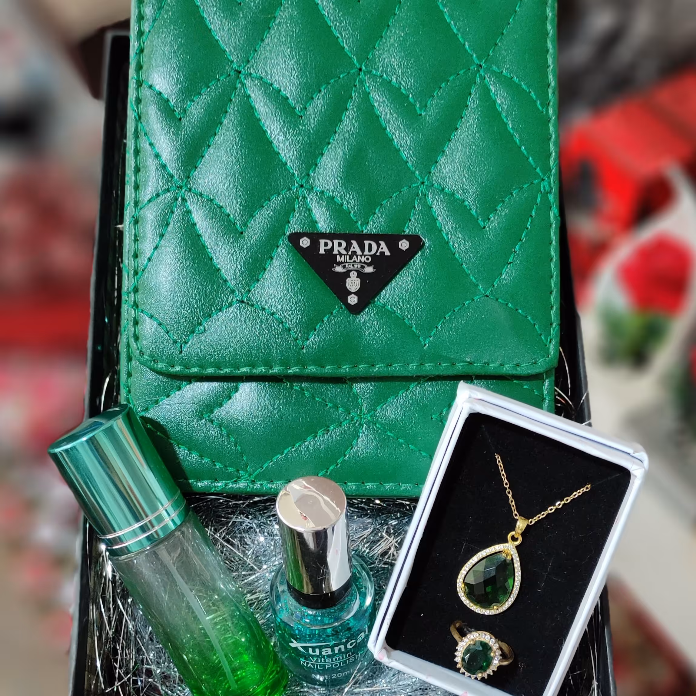 باکس هدیه دخترانه کیف چرم و نیم ست عطر