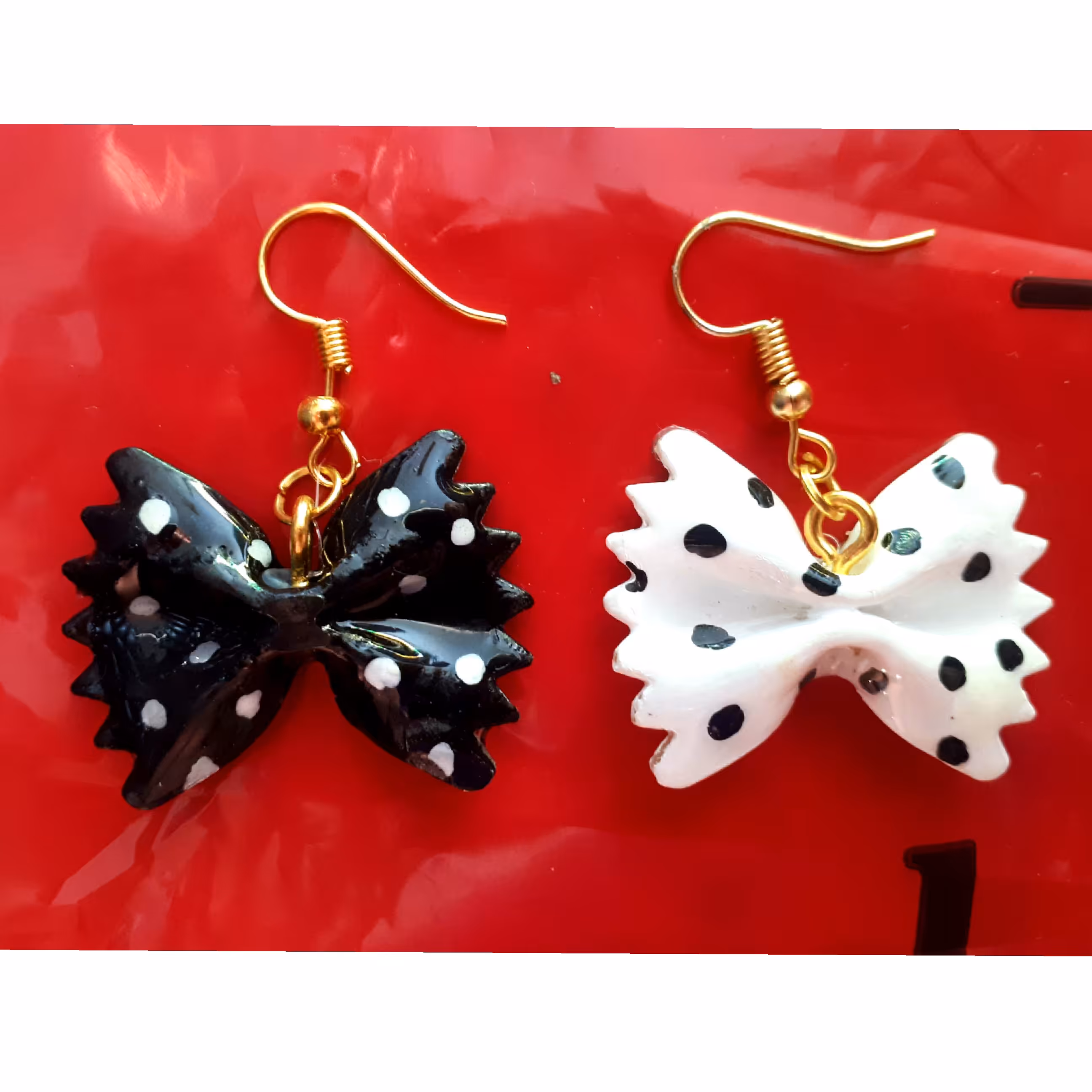 گوشواره پاپیونی خال خالی رزینی در دو رنگ مشکی و سفید