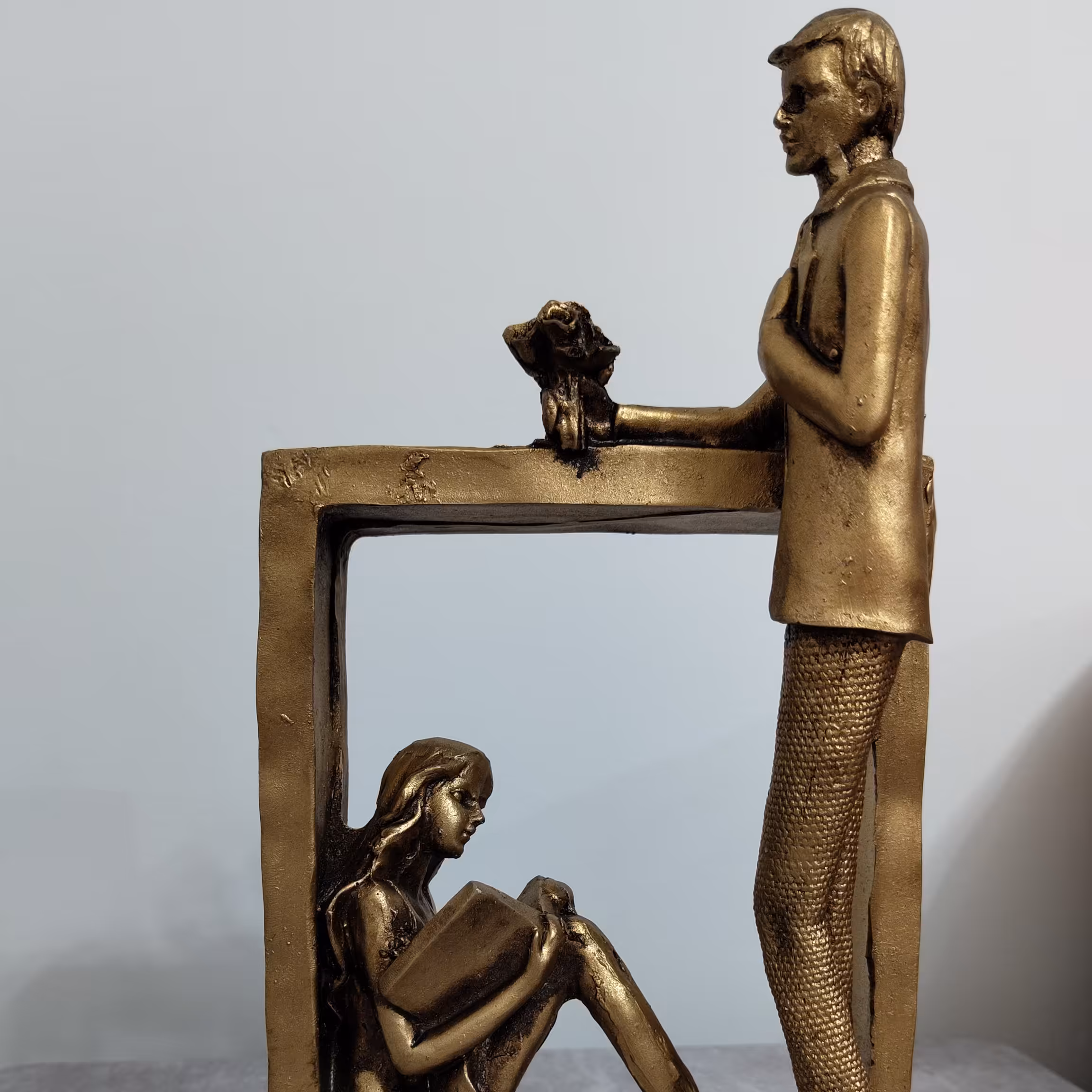 مجسمه دکوری دختر کتابخوان