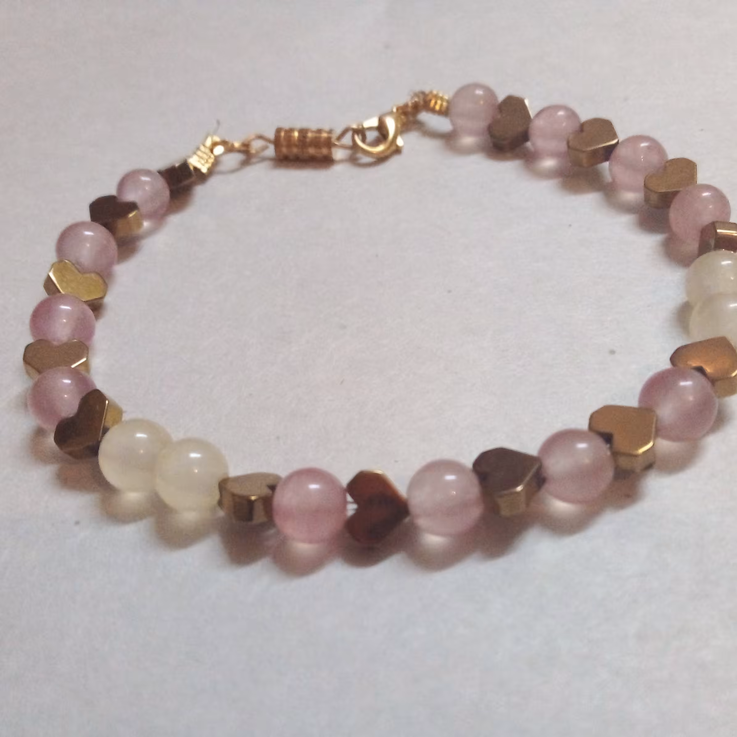 دستبند شیک زنانه و دخترانه سنگ جید اصل سفید و صورتی اصل  و  هماتیت  و