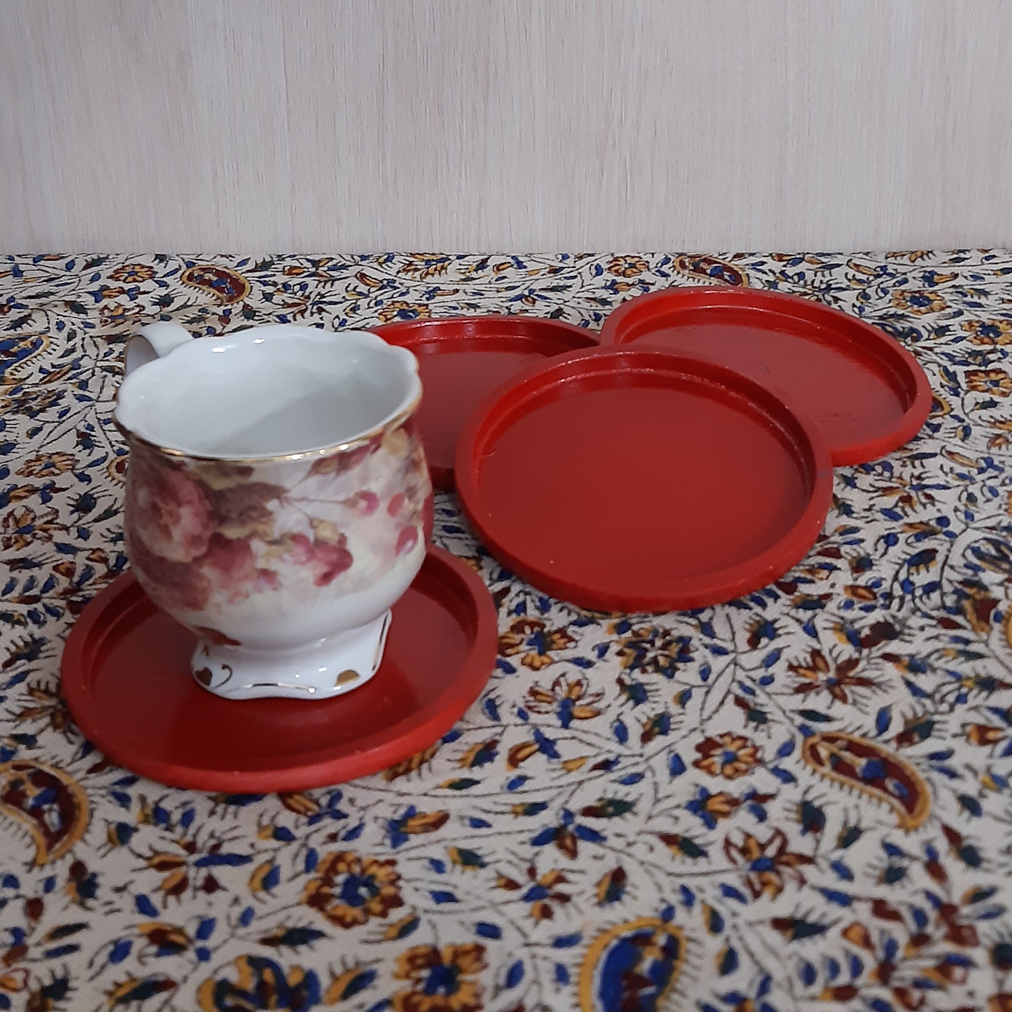 ست 4 عددی زیر لیوانی گرد جنس پلیمری رنگ اکریلیک قرمز با روکش نانو