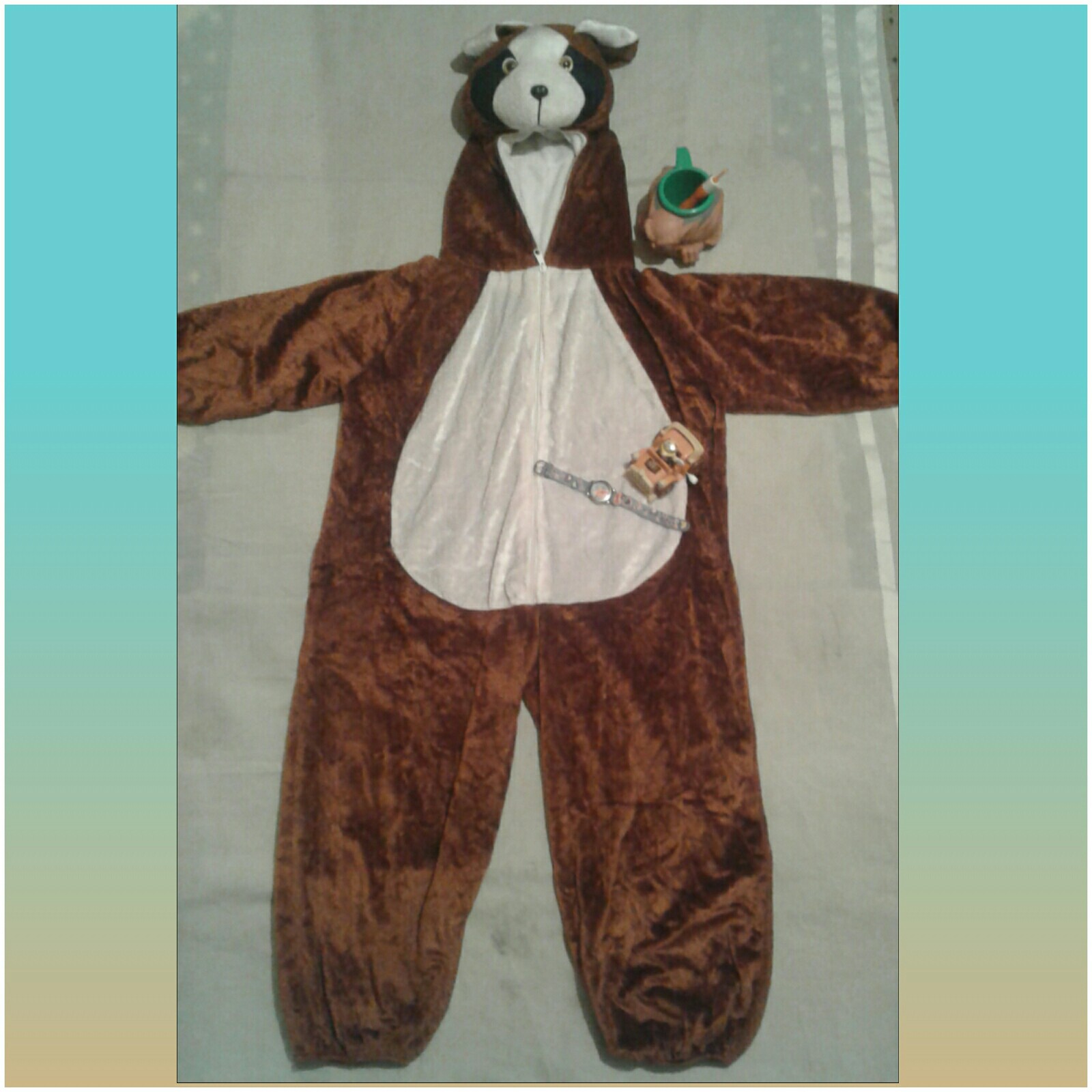 لباس پولیشی طرح هاپو. مناسب اجرای نمایش تئاتر. جلوی لباس زیپ سرتاسر داره  . پشت لباس دم هم داره. قد لباس 125  cm 