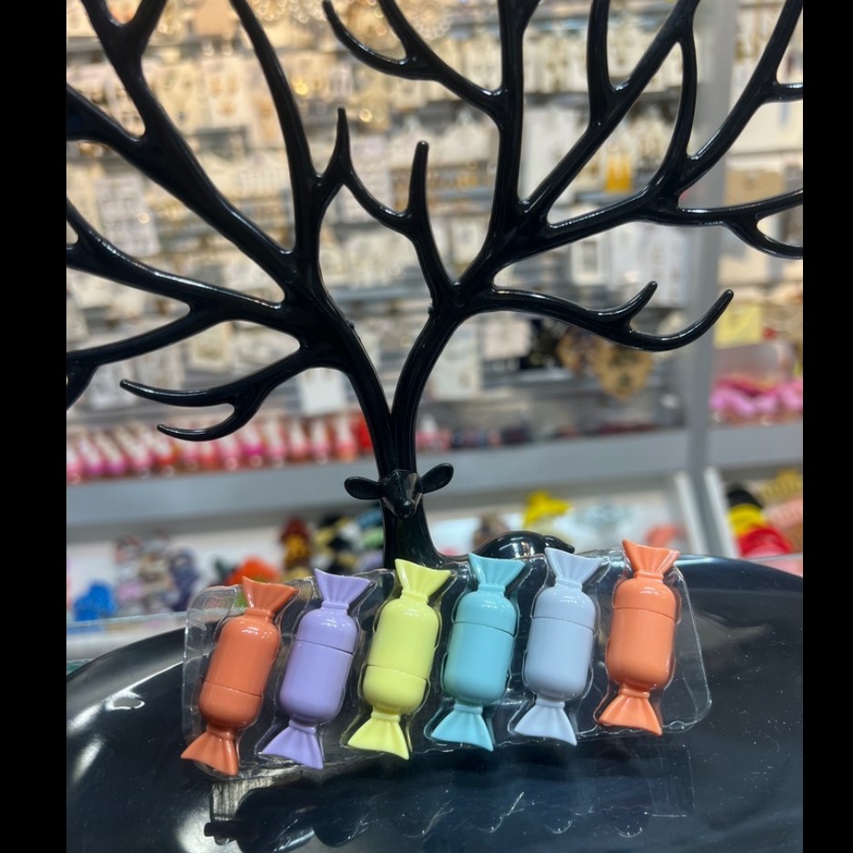 رژ شکلاتی ، رژ بچگانه ، رژ جامد فانتزی ، رنگبندی دارد 