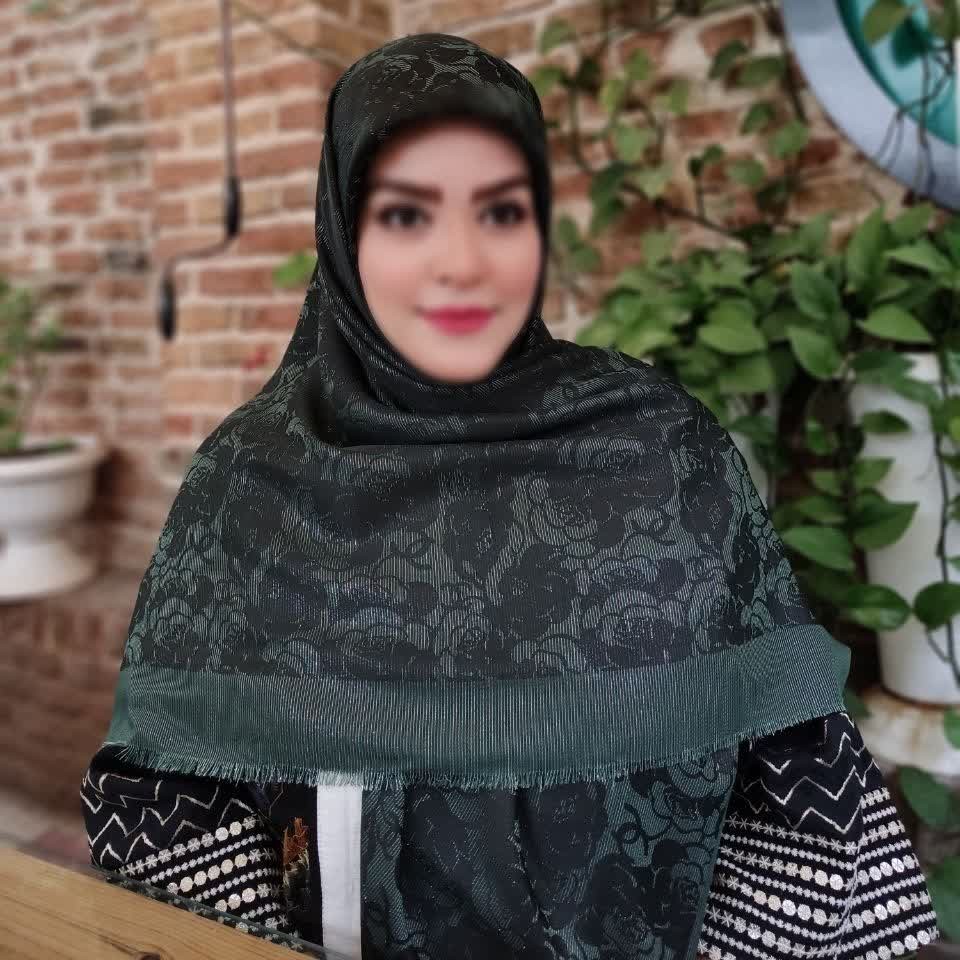 روسری نخ ابریشم ژاکارد دو رو لمه دار 
ریشه پرزی
کیفیت بی نظیر و متفاوت
سُر نمیباشد
 قواره 140
وارداتی درجه یک