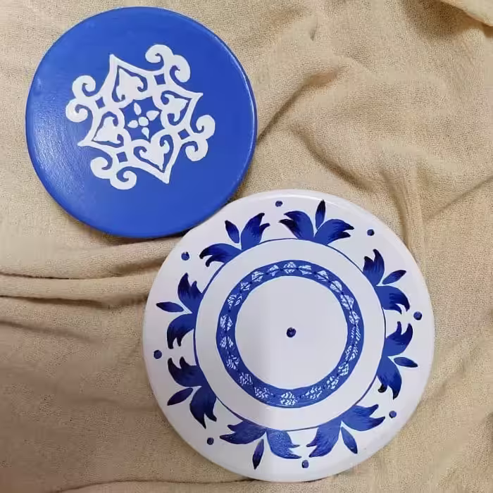 بشقاب دیوارکوب سنتی ست دوتایی لاجوردی و سفید نقاشی شده قابل سفارش با اندازه 12 15 20 25سانت