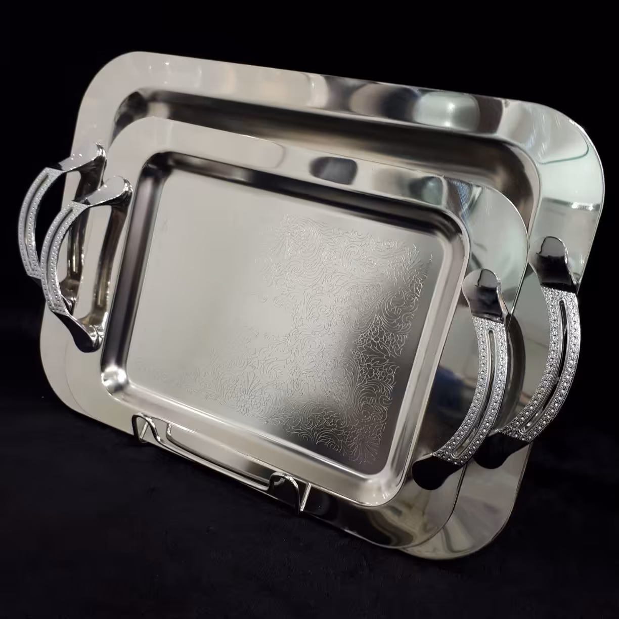 سینی استیل اهنربا نگیر در دو سایز  متوسط و بزرگ 