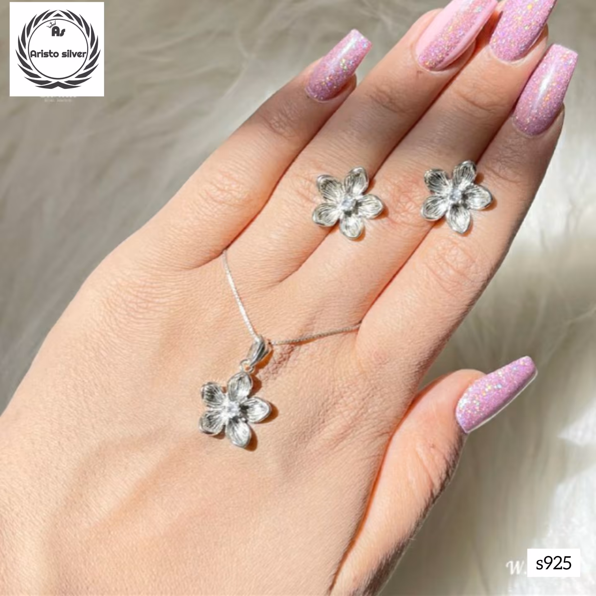 نیمست نقره طرح شکوفه باعیار 925 و آبکاری طلاسفید به همراه زنجیر ونیزی 40cm