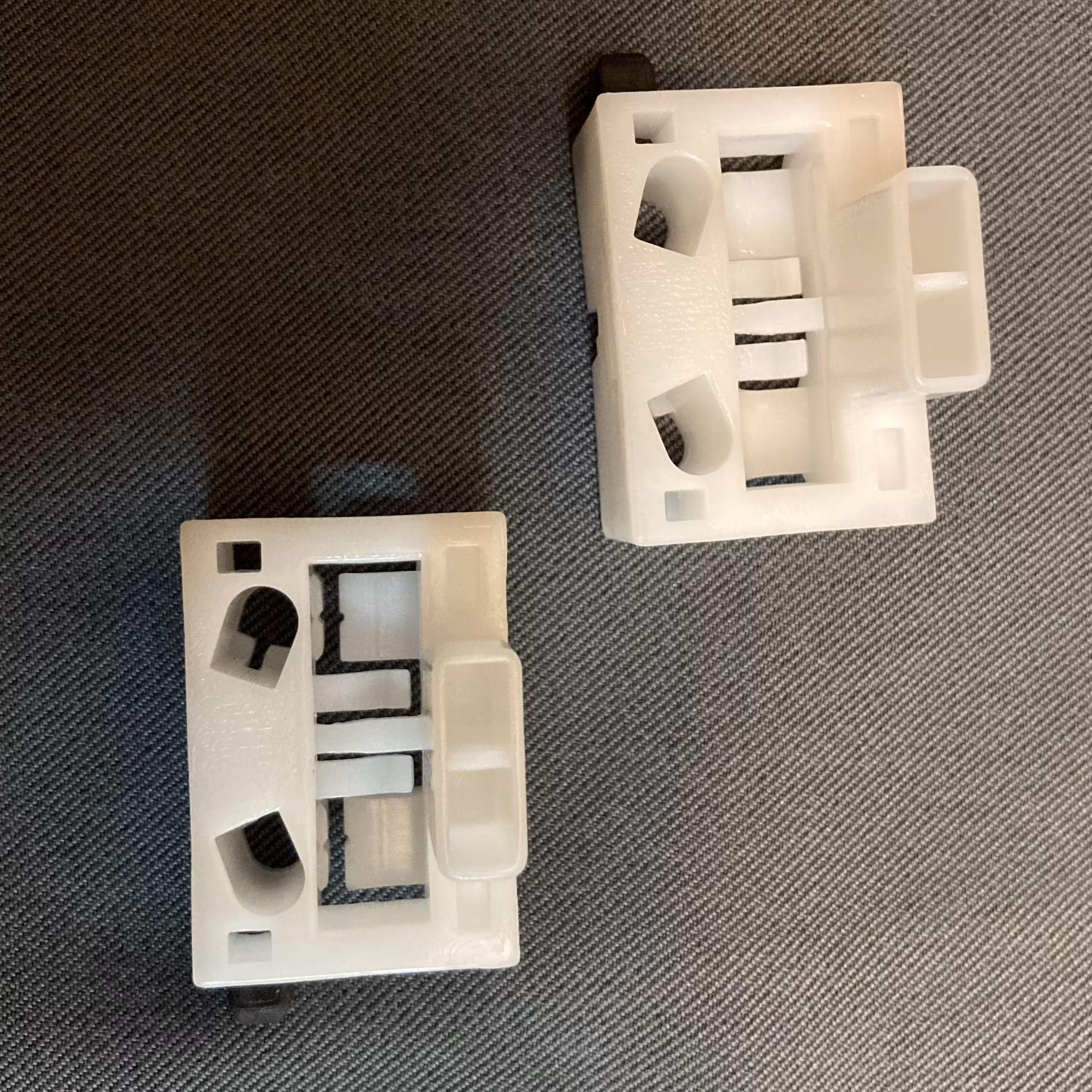 کشویی (سیم گیر) شیشه بالابر برلیانس در بسته بندی 2 عددی سمت چپ و راست.