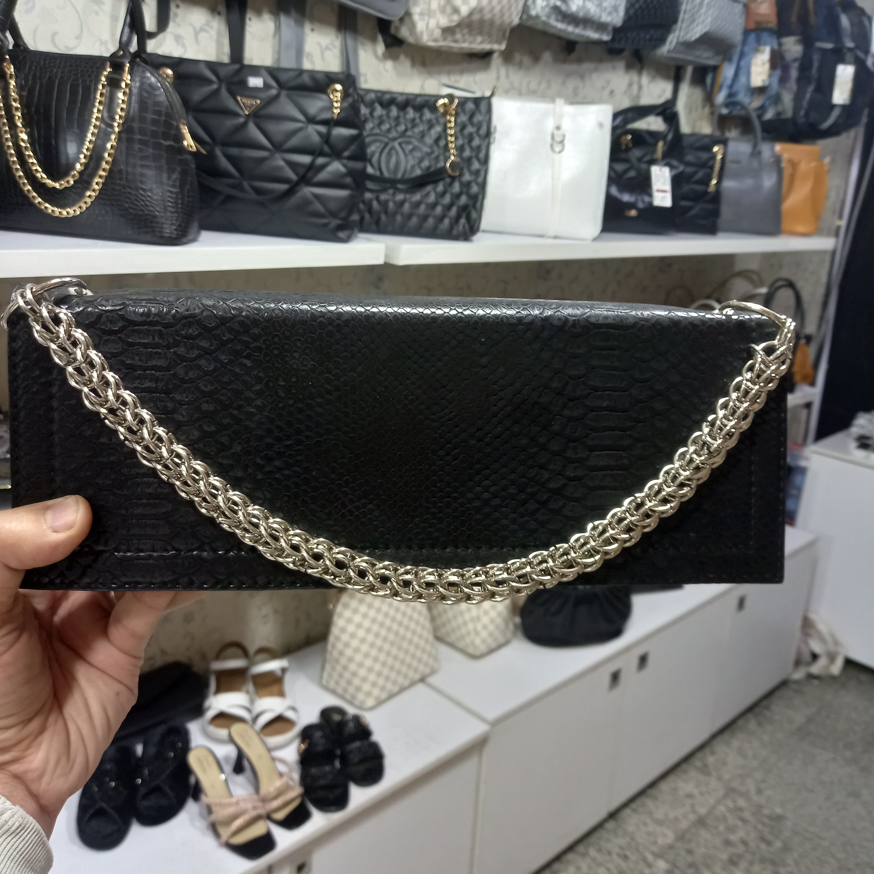 کیف کشیده دستی مشکی طرح ماری با زنجیر چند لایه