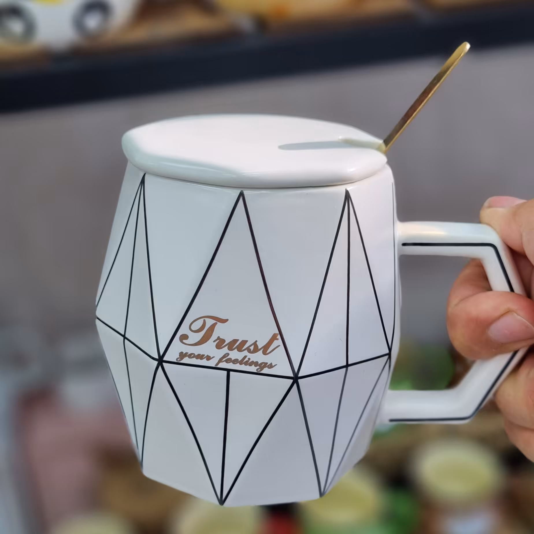 ماگ سرامیکی طرح لوزی در دو رنگ سفید و مشکی