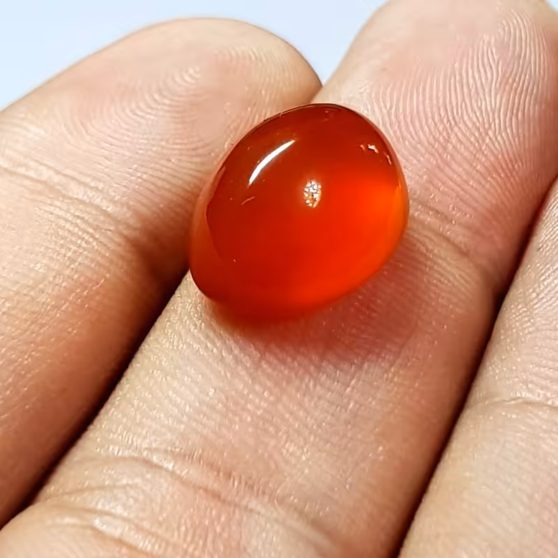 عقیق سرخ  اصل و معدنی یمن  زجاجی  آبدار  تراش دامله  طبع و رنگی خاص کد 701