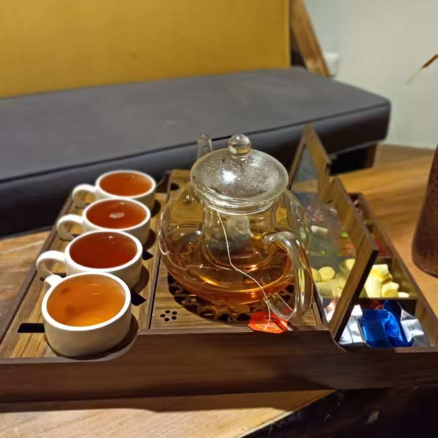 تیباکس پذیرایی چهار فنجان دارای 4 عدد فنجان سرامیکی و محفظه وارمردار جهت گرم نگه داشتن دمنوش