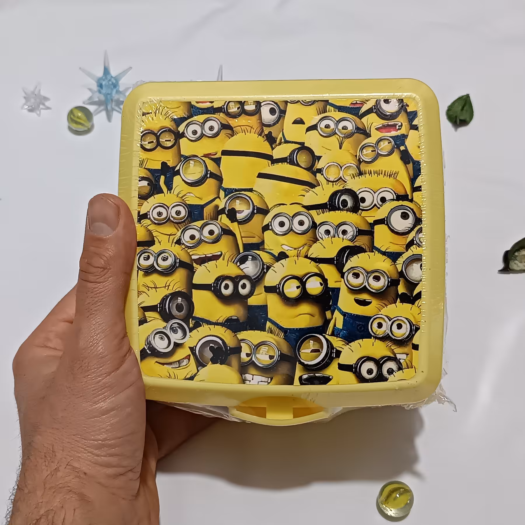 ظرف تاشو و غذای کودک جنس پلاستیک مقاوم رنگ زرد طرح مینیون  همراه با قاشق و چنگال 