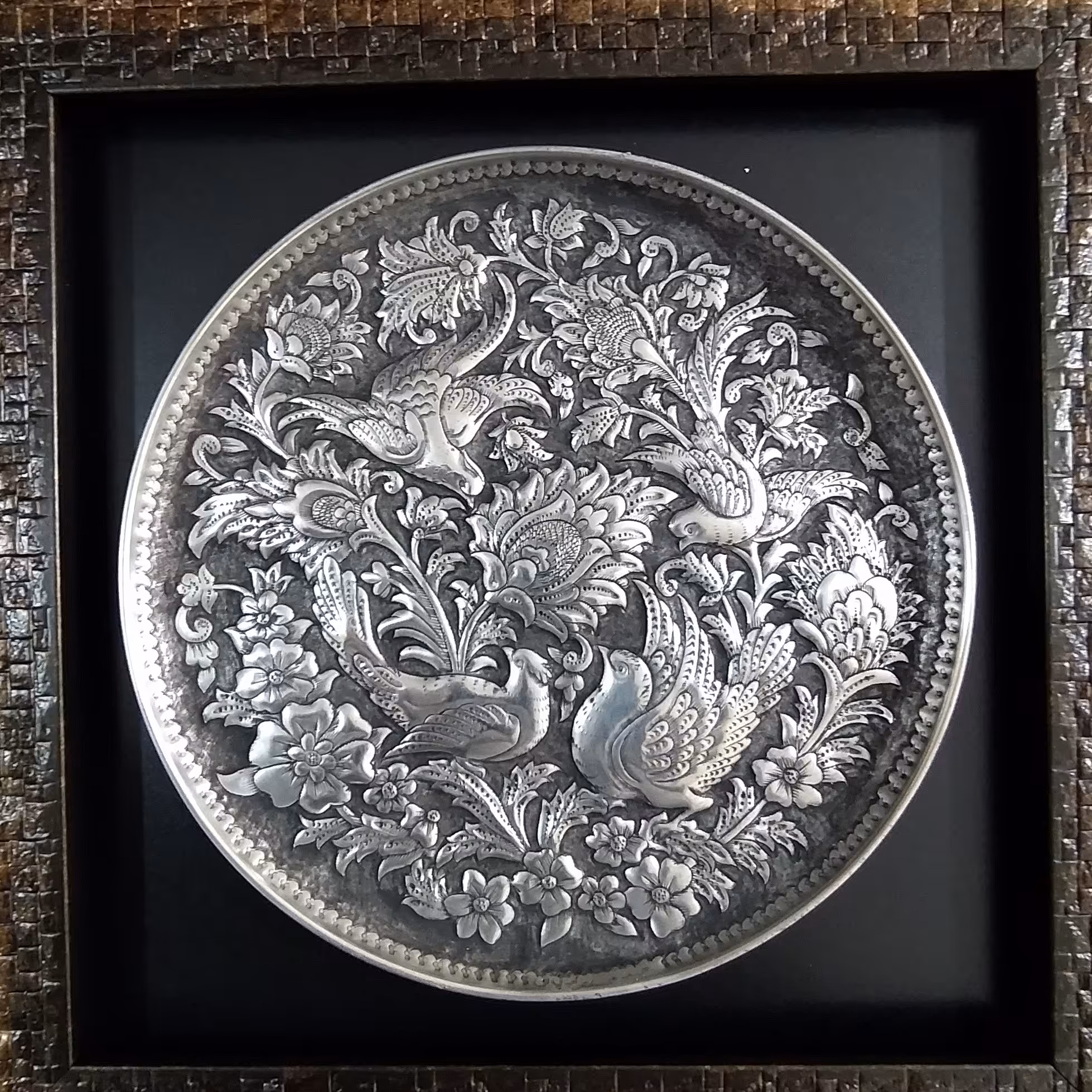 تابلوی مسی قلمزنی شده، طرح چهار پرنده، قطر سینی 25 سانتی با قاب