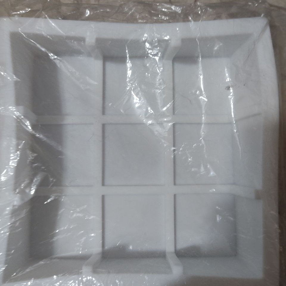 قالب سیلیکونی مربع طرح دارداخل قالب 18 در18
و عمق قالب حدود 5 و نیم سانت برای پخت کیک و تهیه ژله جنس عالی و با کیفیت