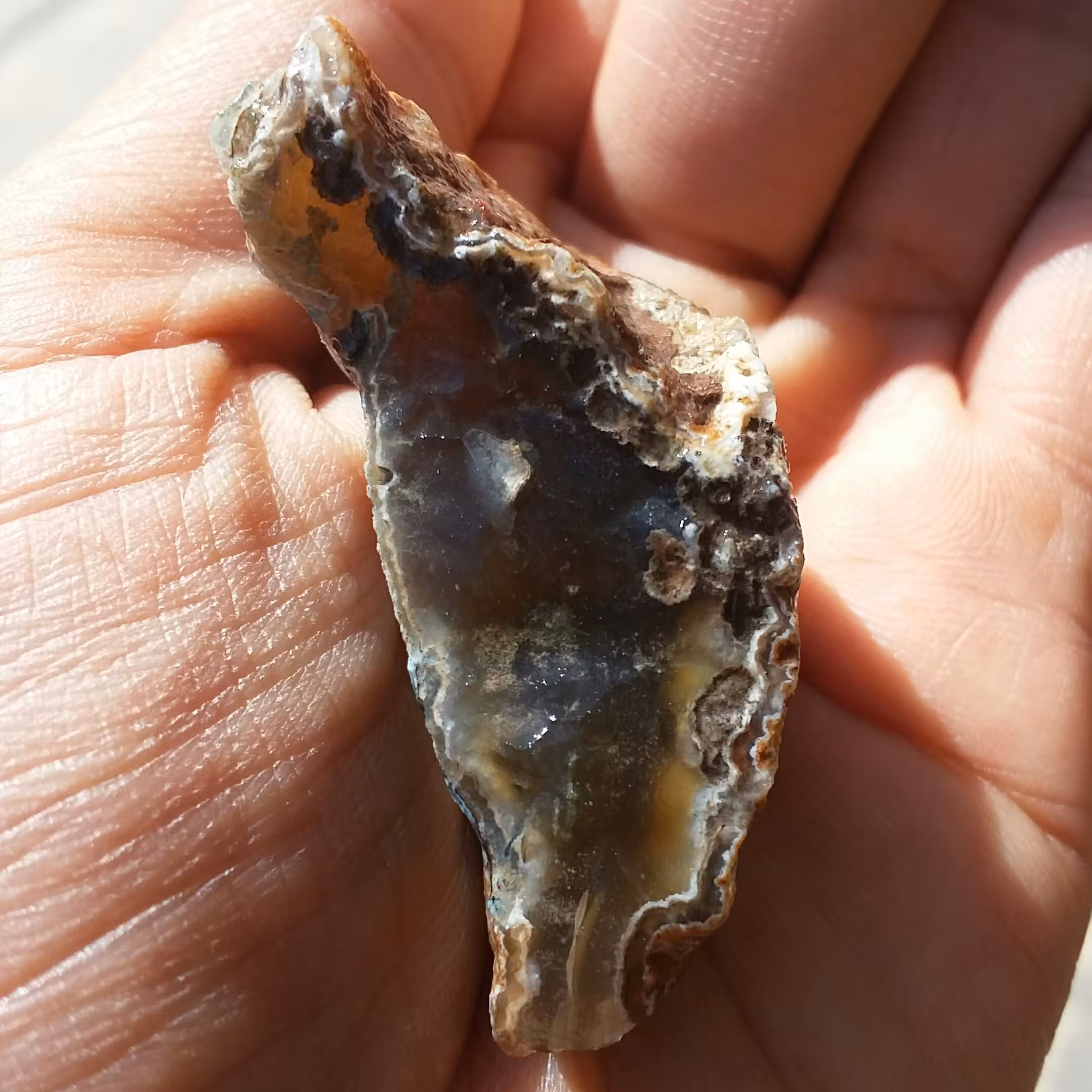 سنگ راف عقیق خرمایی پر رنگ محشر 
100 در صد طبیعی شاهکار خلقت
خارق العاده بی نظیر
