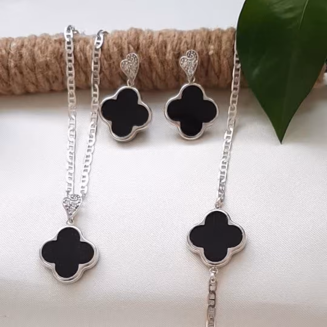 سرویس نقره با سنگ عقیق سیاه مدل گوشواره چسبی و گیره ها مخراج کاری شده