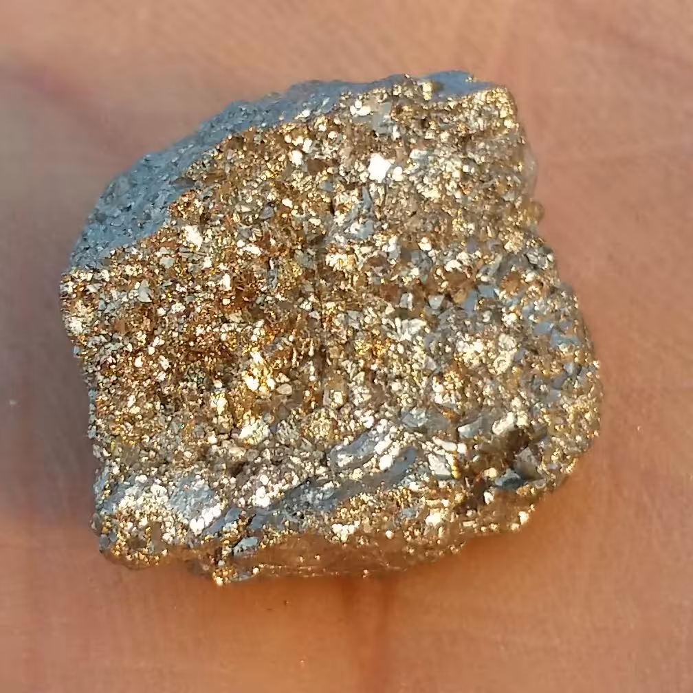 سنگ راف حبه شده پیریت طلایی ملقب به سنگ طلا 100 در 100 طبیعی شاهکار خلقت
تماما پیریت بدون ناخالصی
بی نظیر
کد 8817