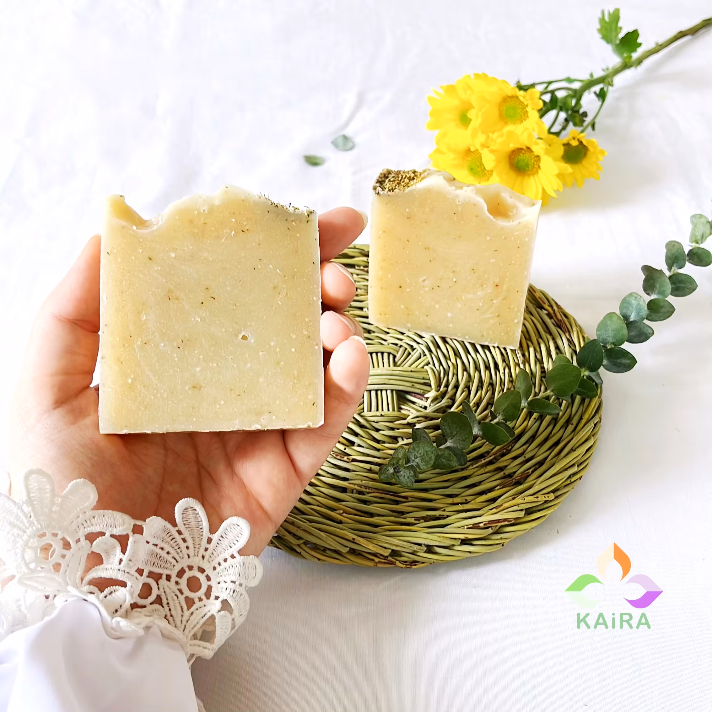 صابون طبیعی و دستساز بابونه و بادام شیرین مناسب انواع پوست مخصوصاً پوست های حساس و جوش دار