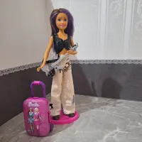 لباس عروسک باربی شامل نیمتنه چرم و شلوار بگ طرح دار مناسب باربی لاغر 