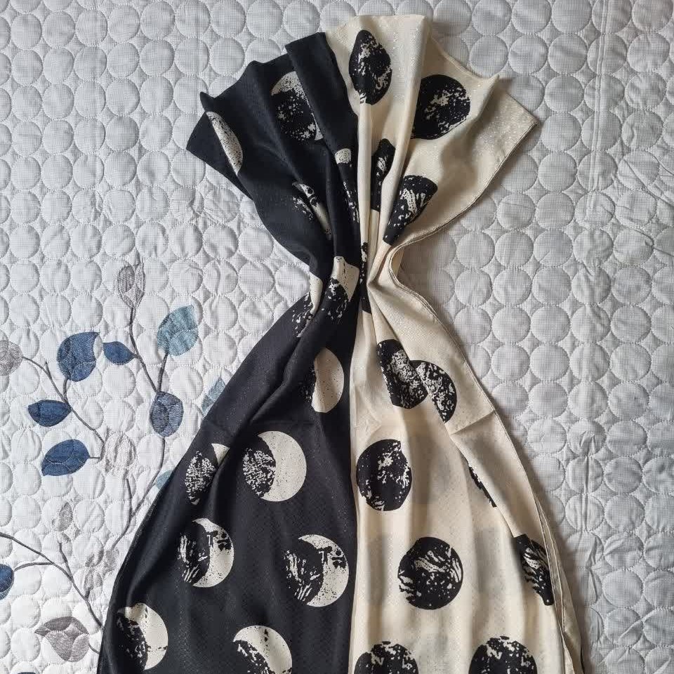 شال سفید مشکی طرح ماه