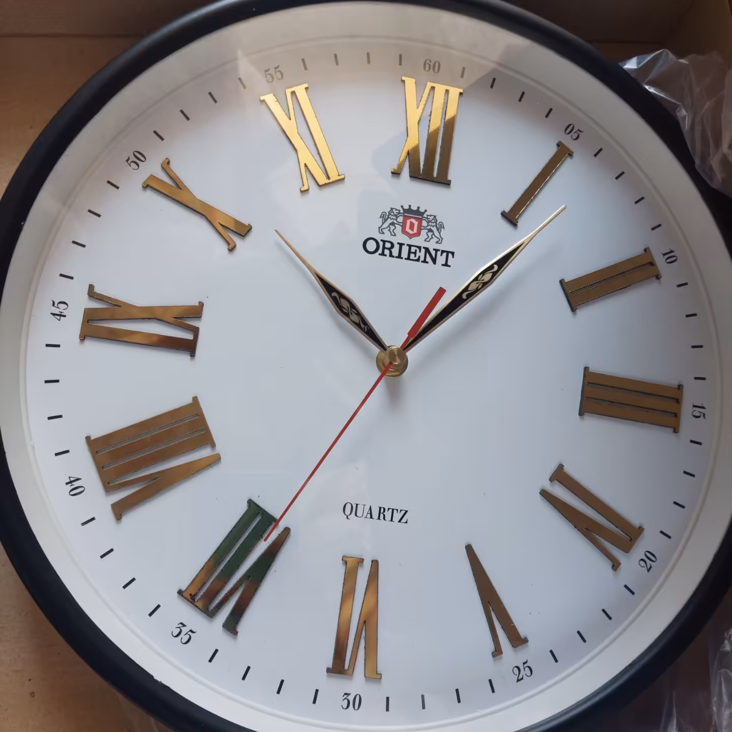 دیواری کلاسیک بی صداموتور آرام گرد اصلی داری شماره داخل صفحه برجسته طلایی عالی رنگ درج یک صفحه نقش نگار ریز برند اورینت