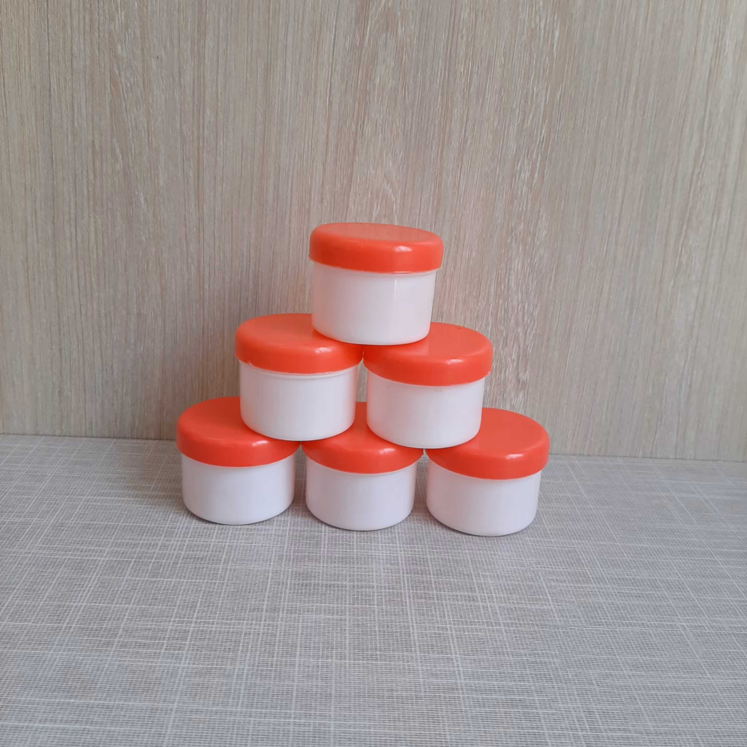 قوطی کرم 30 گرمی بدنه سفید