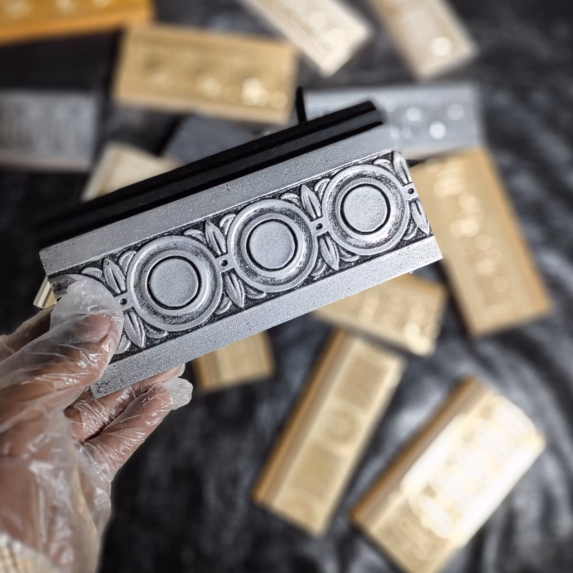 قرنیز برجسته با روکش طلا 