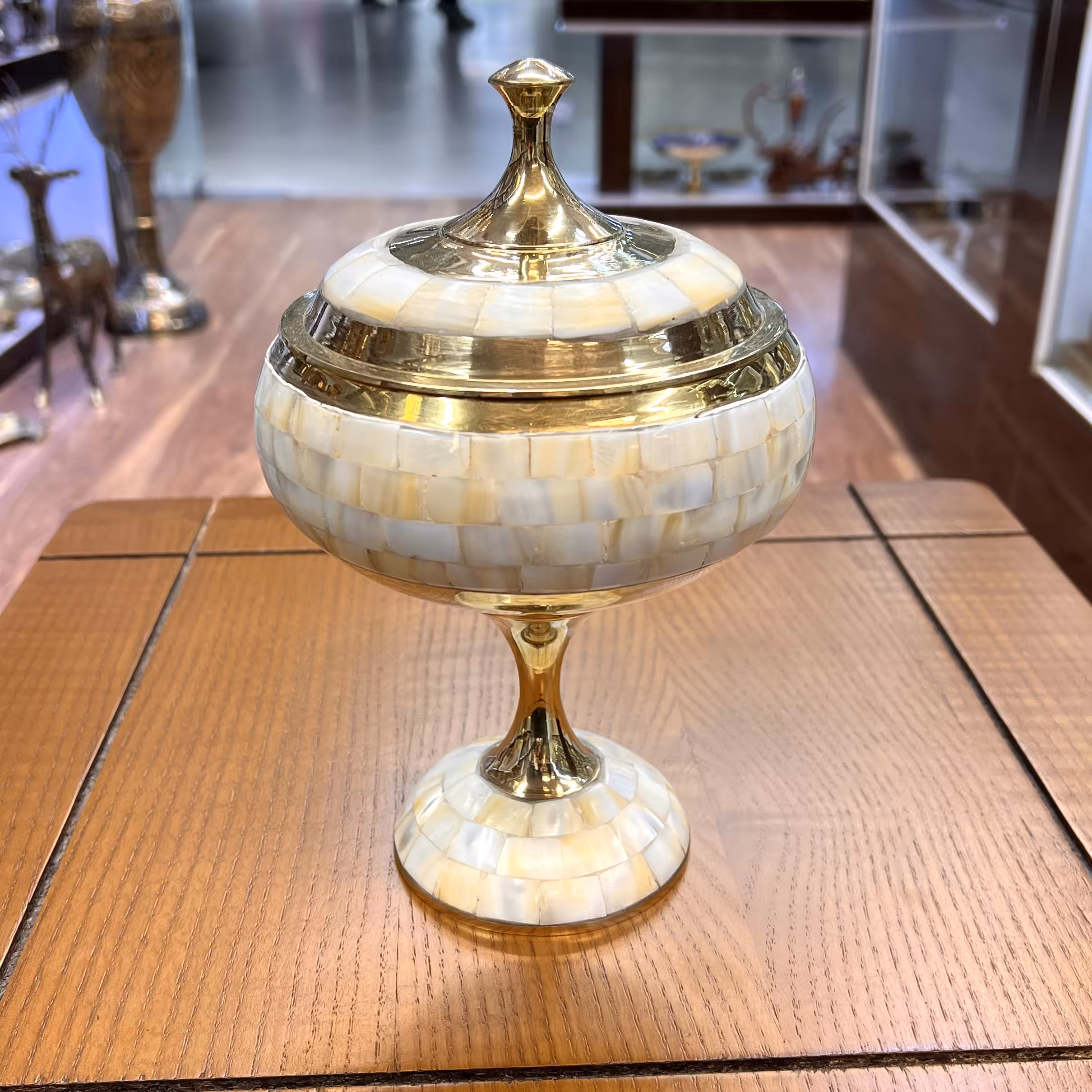 شکلات خوری برنجی پایه دار صدفی 