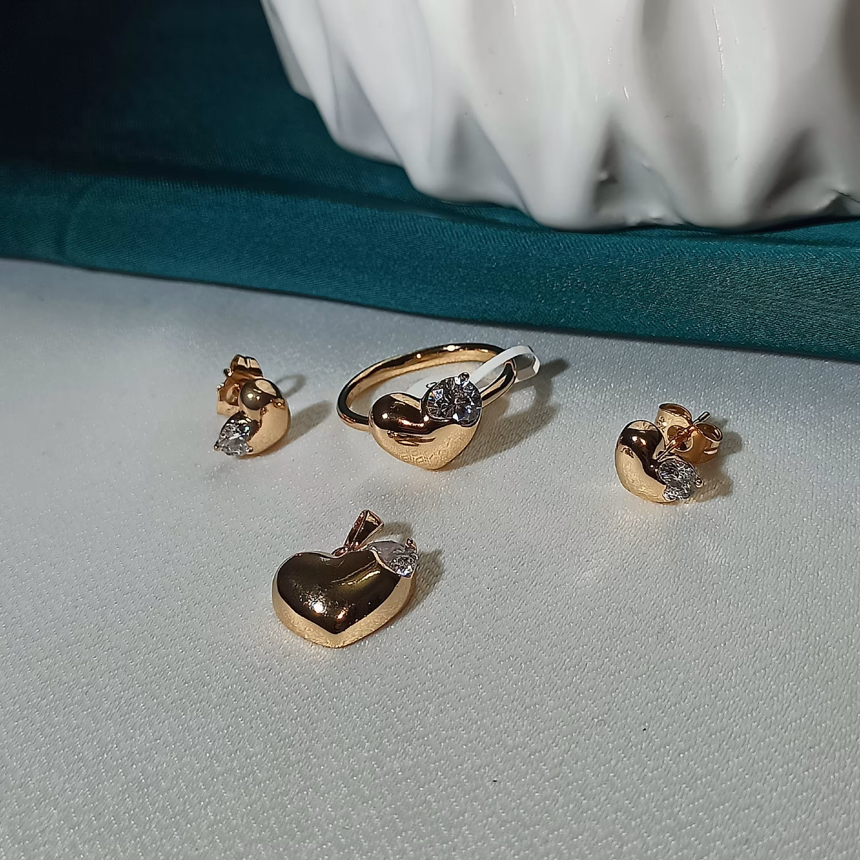 نیم ست ژوپینگ طرح طلا  مدل قلبی گردنبند بدون زنجیر  گوشواره میخی و انگشتر