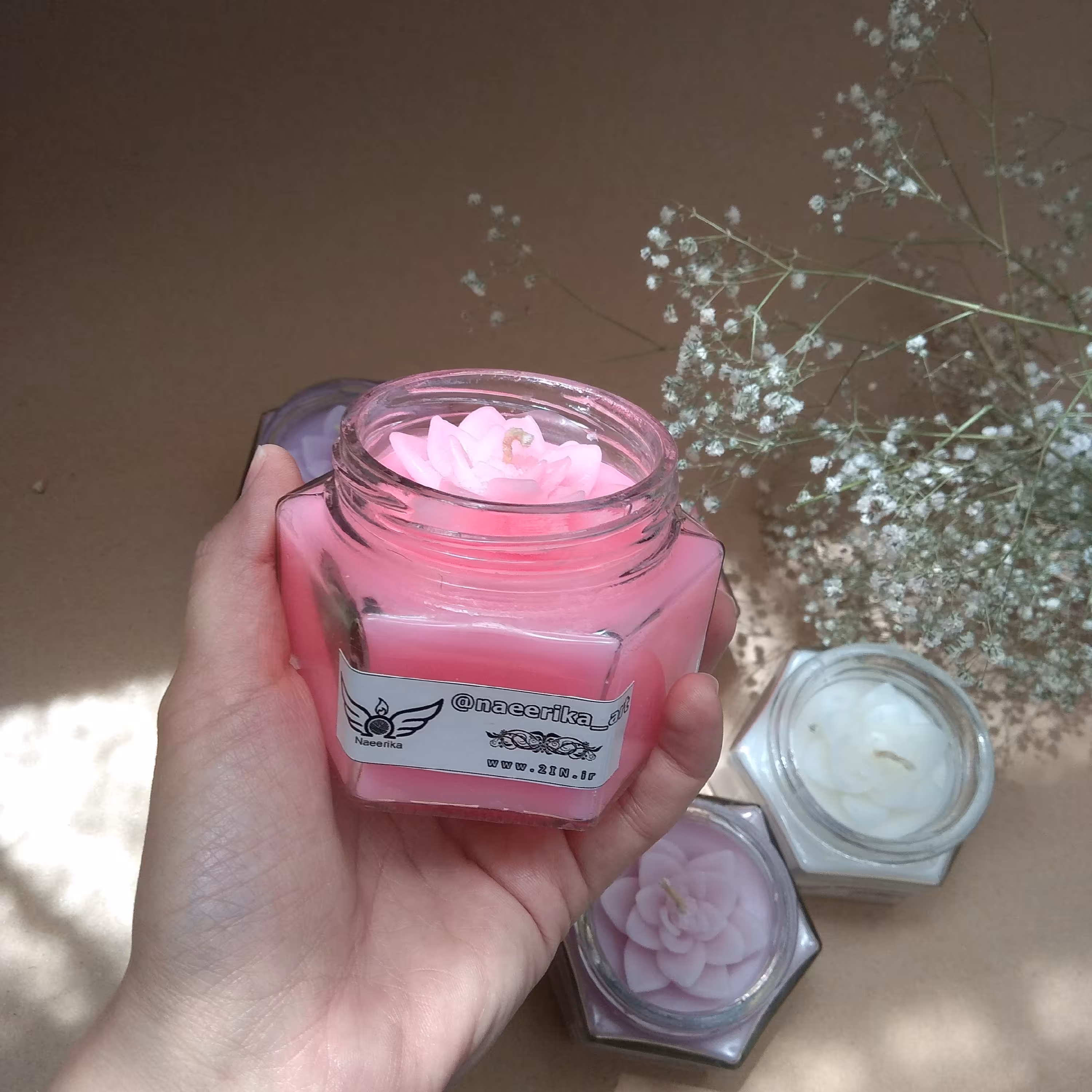 شمع معطر  هدیه روز معلم و دختر  در شیشه های  دربدار و خوشرنگ و زیبا با سوخت بالا و کیفیت عالی انتخاب عطر با شما 