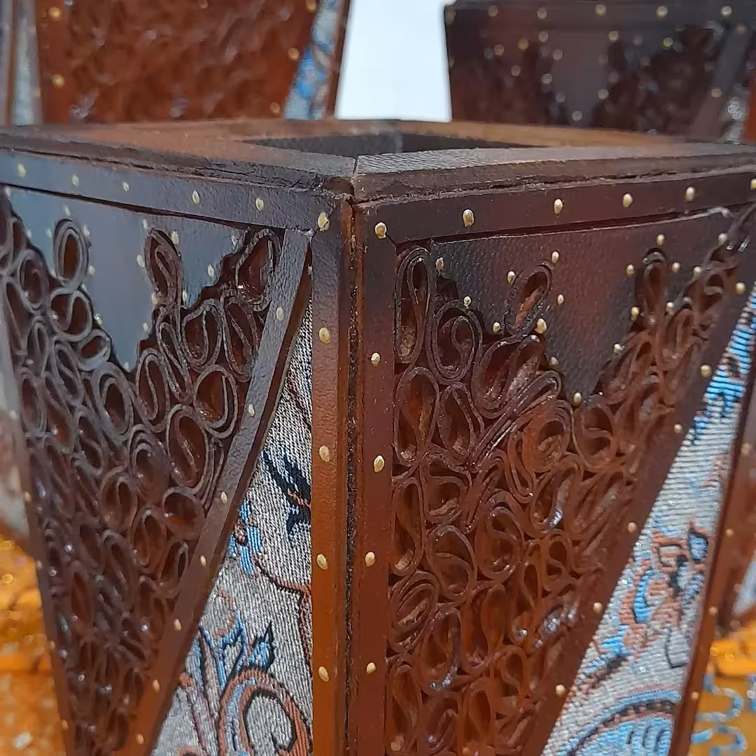 گلدان و جاقلمی چوبی آمیخته با هنر معرق چرم