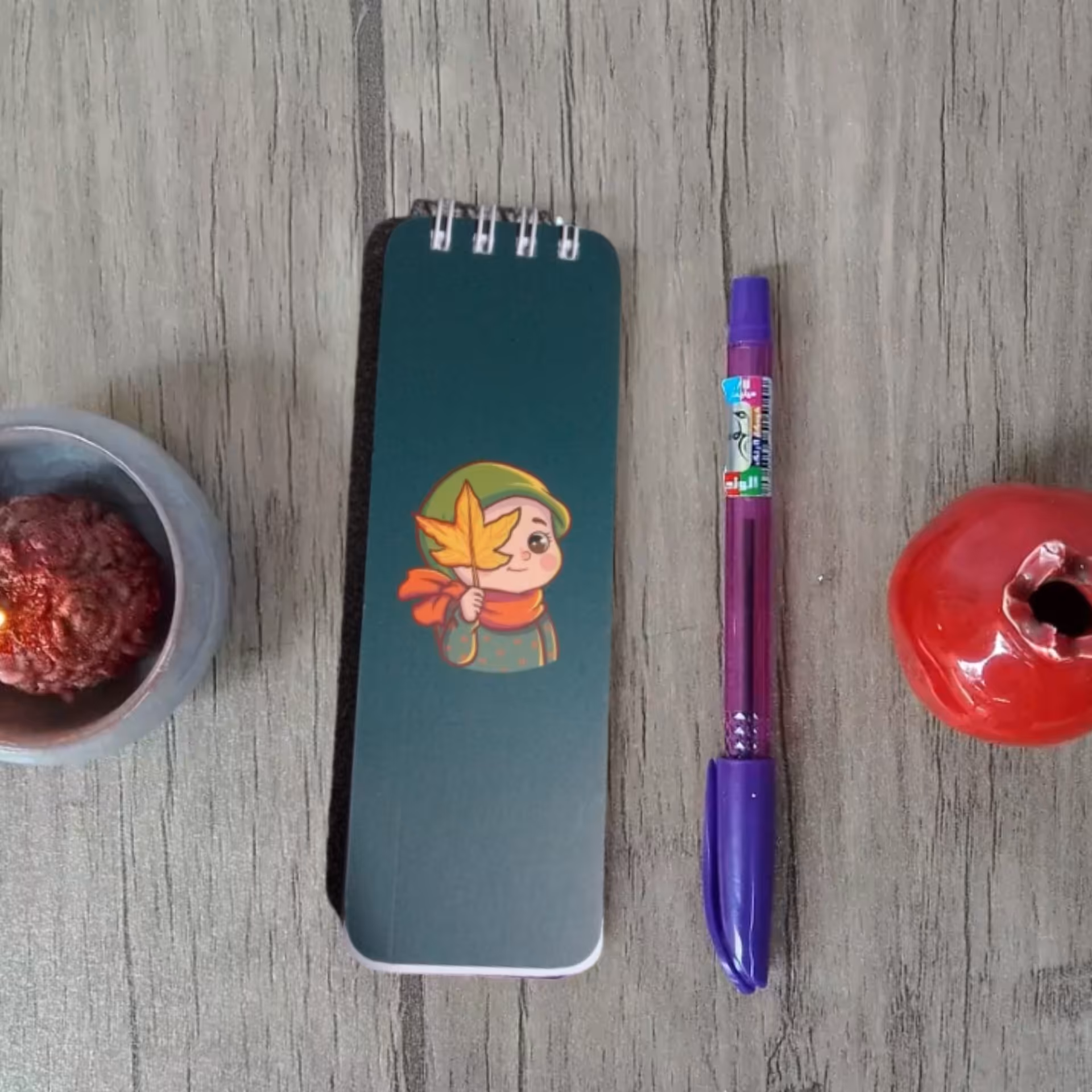 بسته عمده 50 عددی دفترچه یادداشت 5 در 14 سانت بدون خط 50 برگ جلد گلاسه 300 گرم طرح دختر پاییز رنگ کله غازی 