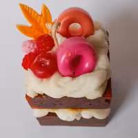 شمع  تزئینی دستساز طرح کیک دوطبقه گالری زیبا(تزئین شده با برگ و خامه و شکلات)