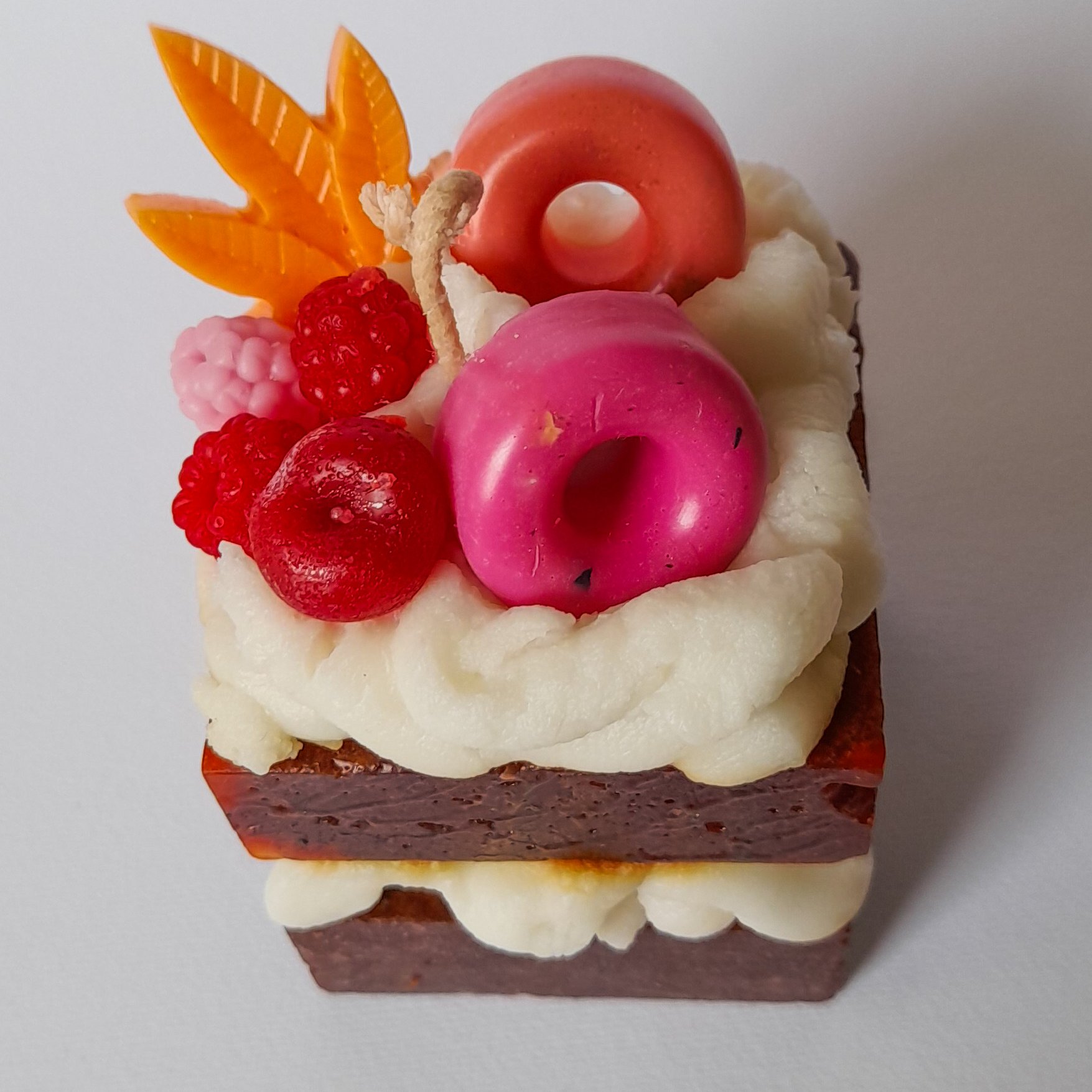 شمع  تزئینی دستساز طرح کیک دوطبقه گالری زیبا(تزئین شده با برگ و خامه و شکلات)