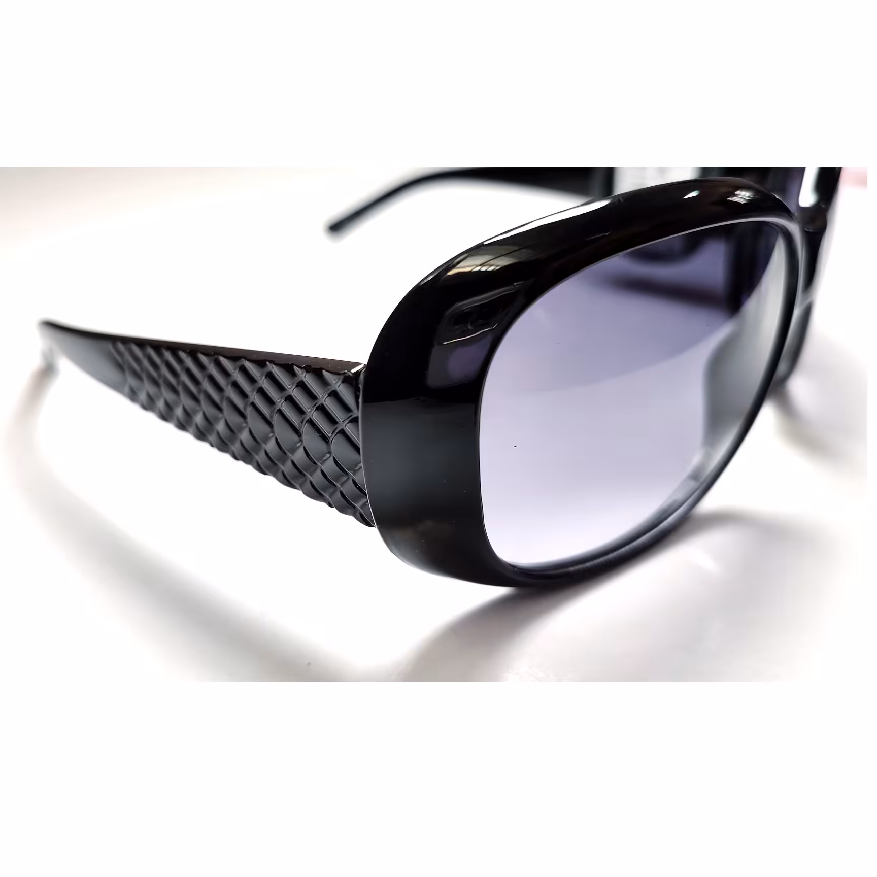 عینک آفتابی مشکی دسته طرح دار زنانه و مردانه دارای دفترچه و بارکد اصالت کالا 