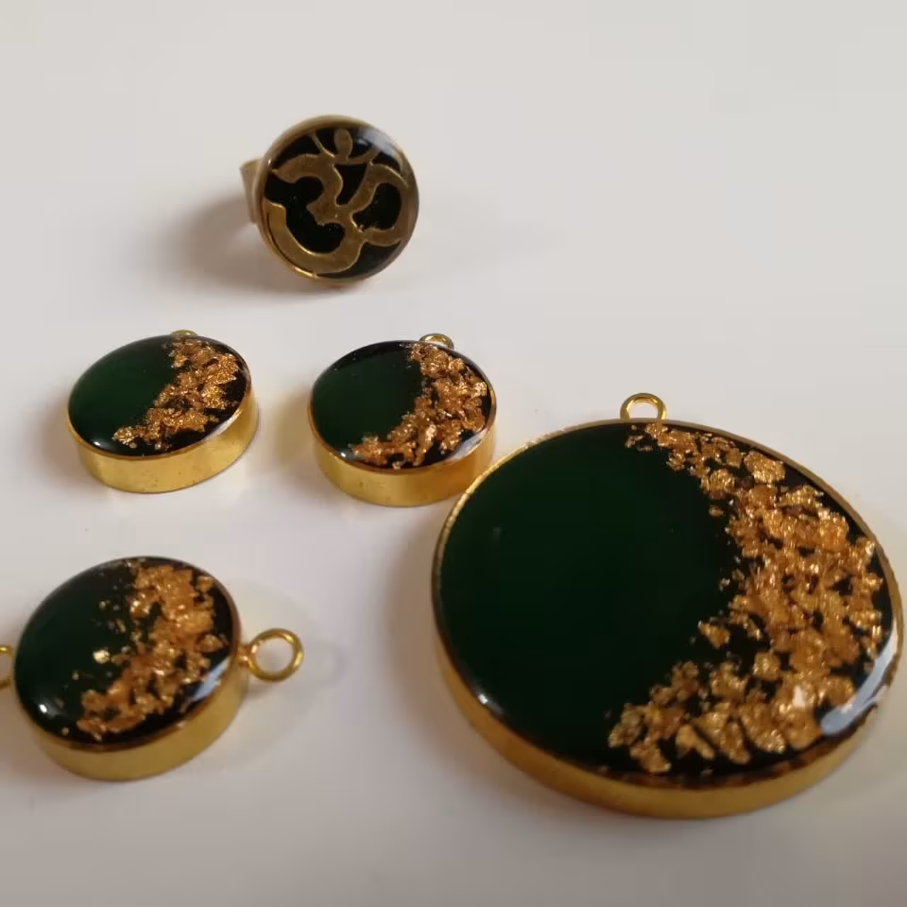 ست کامل زیورالات رزینی  رنگ سبز یشمی  کار شده در قاب برنجی 