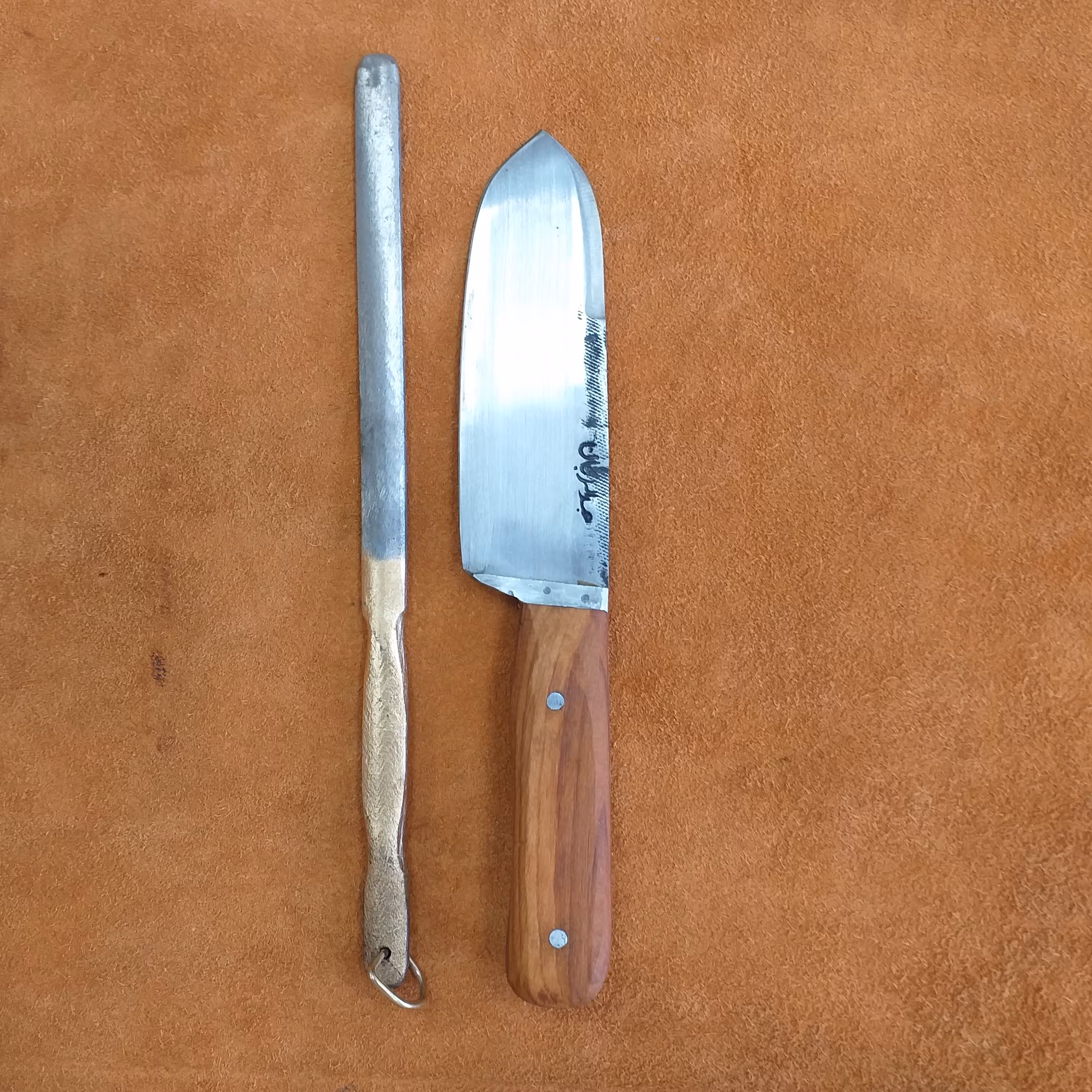 چاقوی زنجان چاقوسلاخی زنجان چاقوزنجان ست دوعددی شامل چاقو سلاخی ذبح بامصقل تیزکن جنس تیغه چاقوفولاد فنر ماشین  مخصوص ذبح