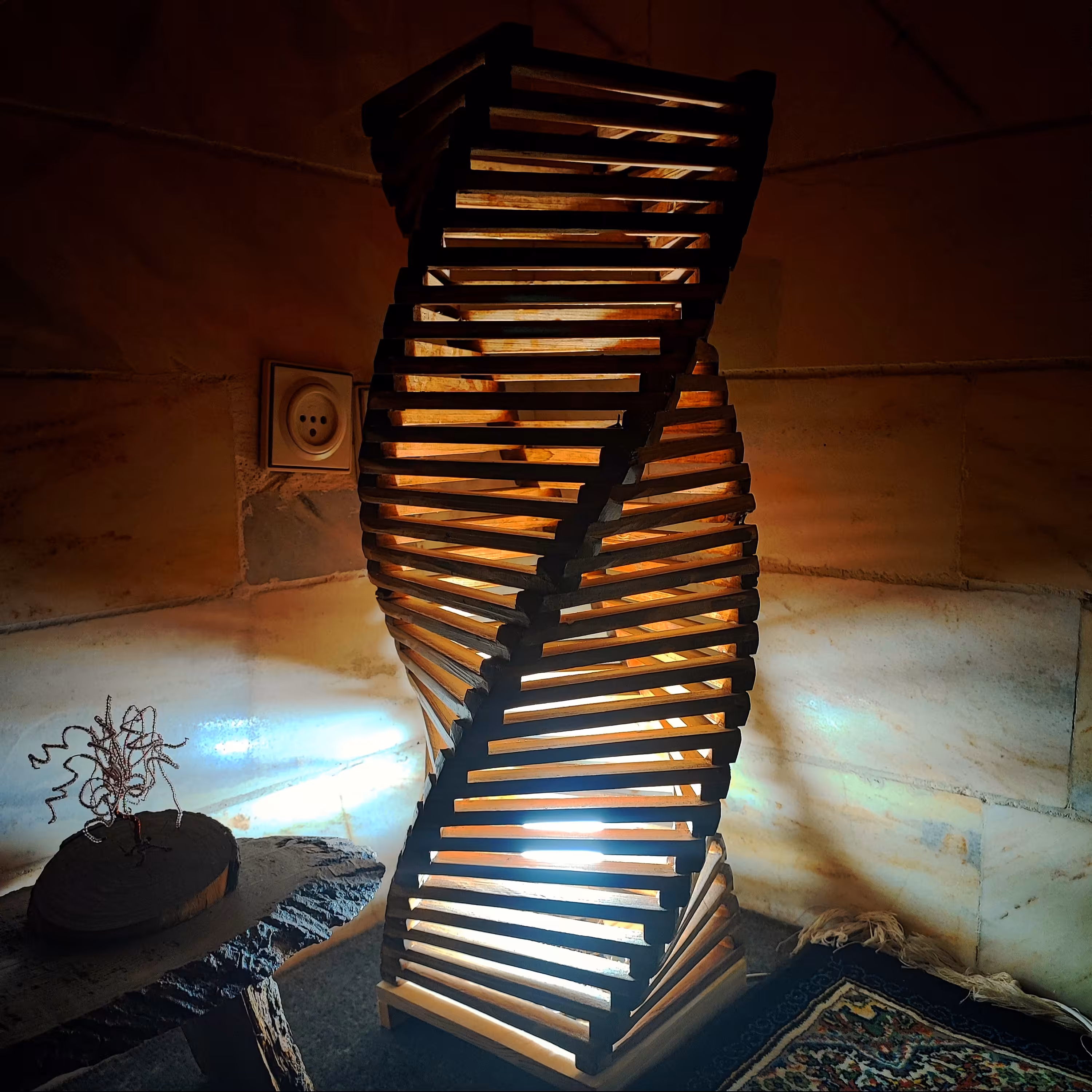 آباژور چوبی بسیار زیبا طرح اسپیرال