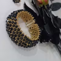 دستبند زیبای کریستالی در طرحا و اندازه های مختلف کاری شیک ،سبک  و محکم .