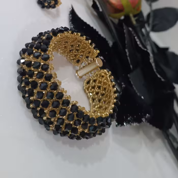 دستبند زیبای کریستالی در طرحا و اندازه های مختلف کاری شیک ،سبک  و محکم .