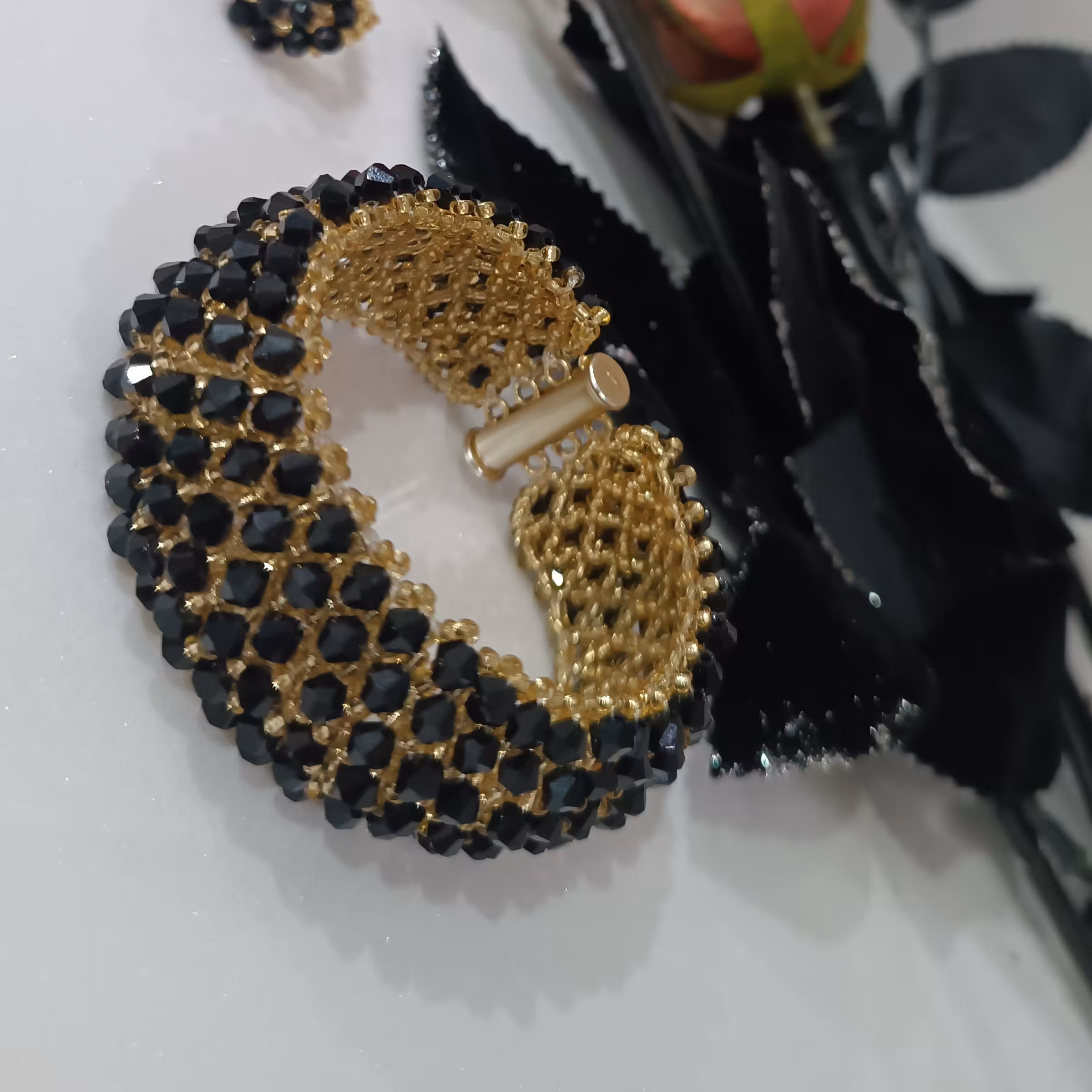 دستبند زیبای کریستالی در طرحا و اندازه های مختلف کاری شیک ،سبک  و محکم .