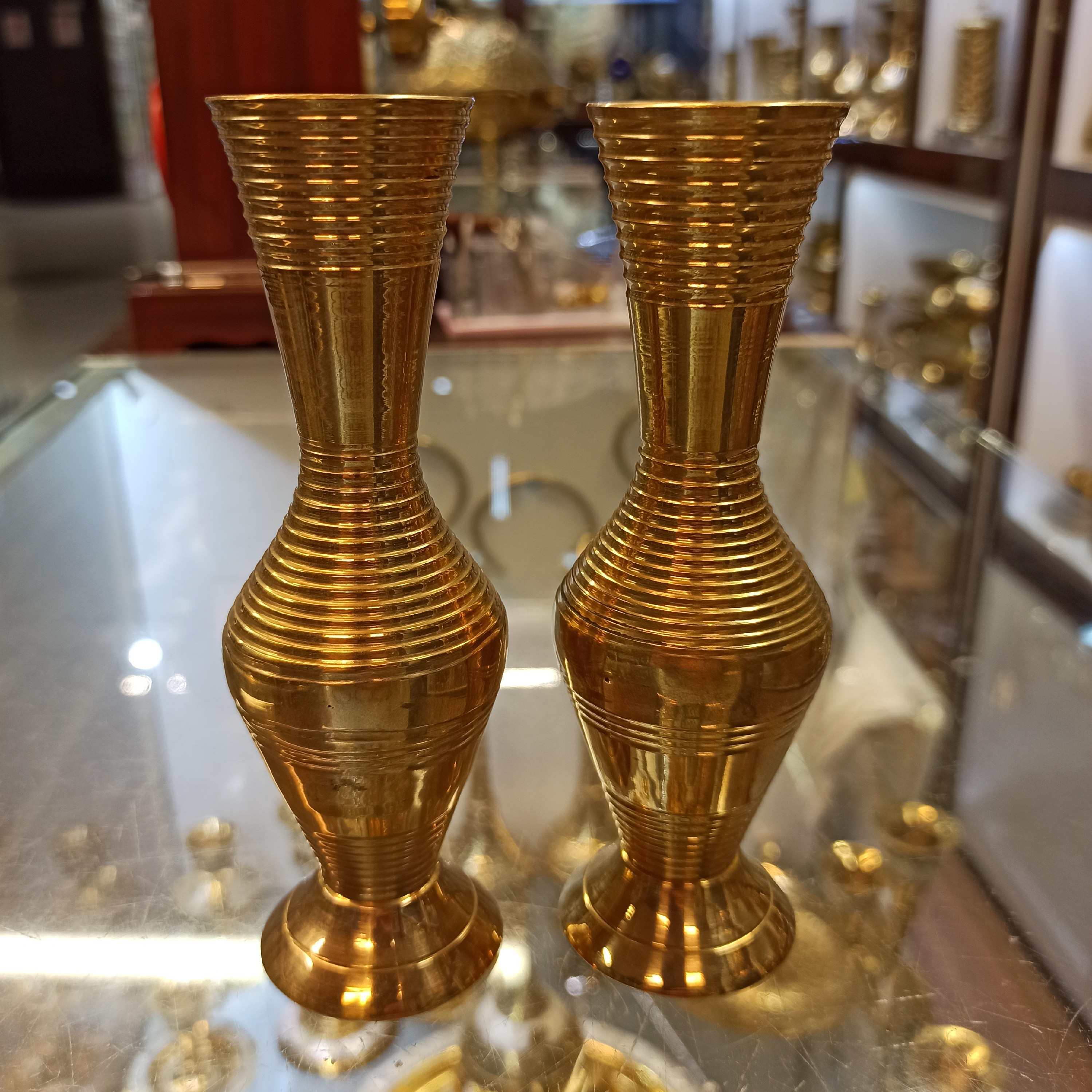 گلدان برنجی طرح شیپوری بسیار خاص با قیمت مناسب تمام برنجی کار هندوستان مناسب برای دیزاین انواع میز ال سی دی