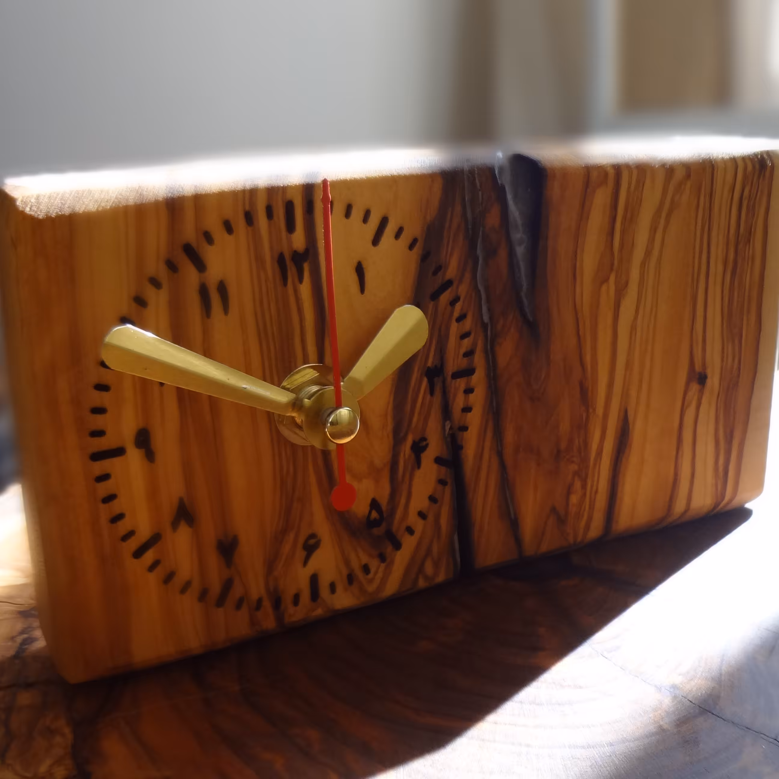 ساعت روستیک رومیزی متریال چوب خوش نقش و نگار زیتون جنگلی موتورتایوان